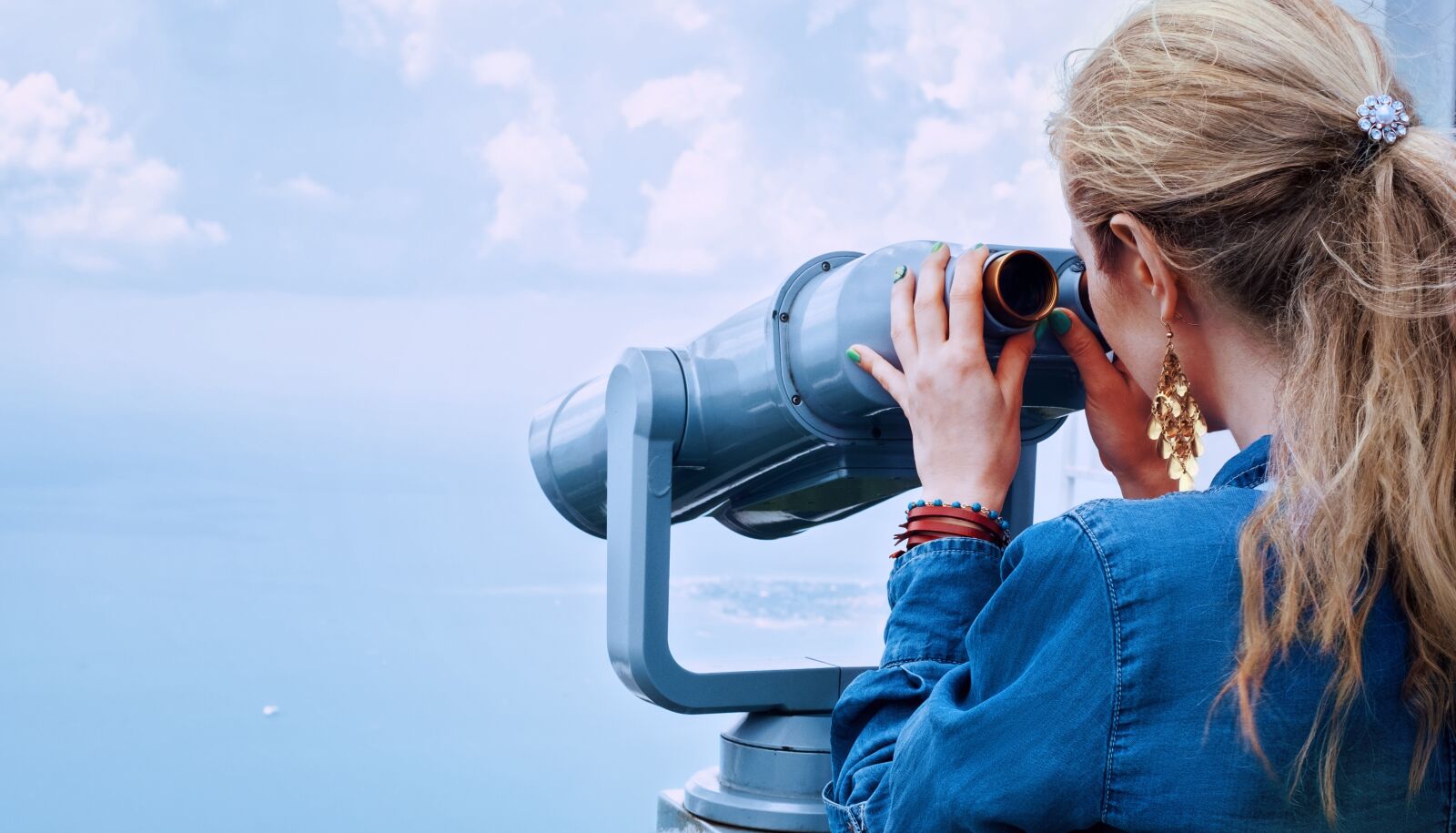Fujifilm X-E1 + Fujifilm XF 35mm F1.4 R sample photo. Girl, sea, binoculars photography
