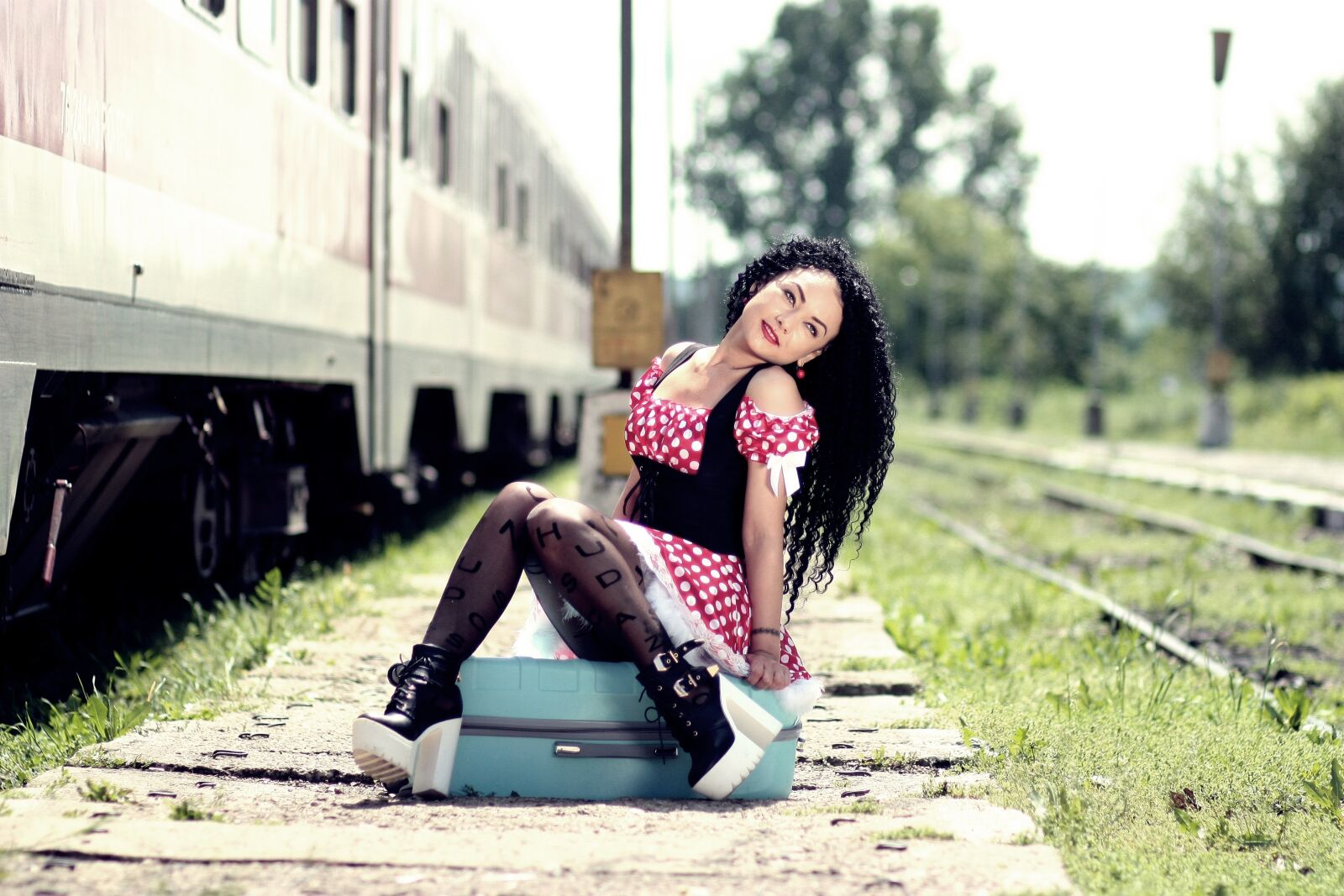 Canon EOS 450D (EOS Rebel XSi / EOS Kiss X2) sample photo. Girl, train station, calling photography