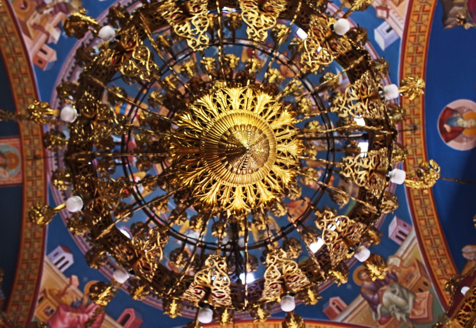 Canon EOS 700D (EOS Rebel T5i / EOS Kiss X7i) sample photo. Chandelier, splendor, church photography