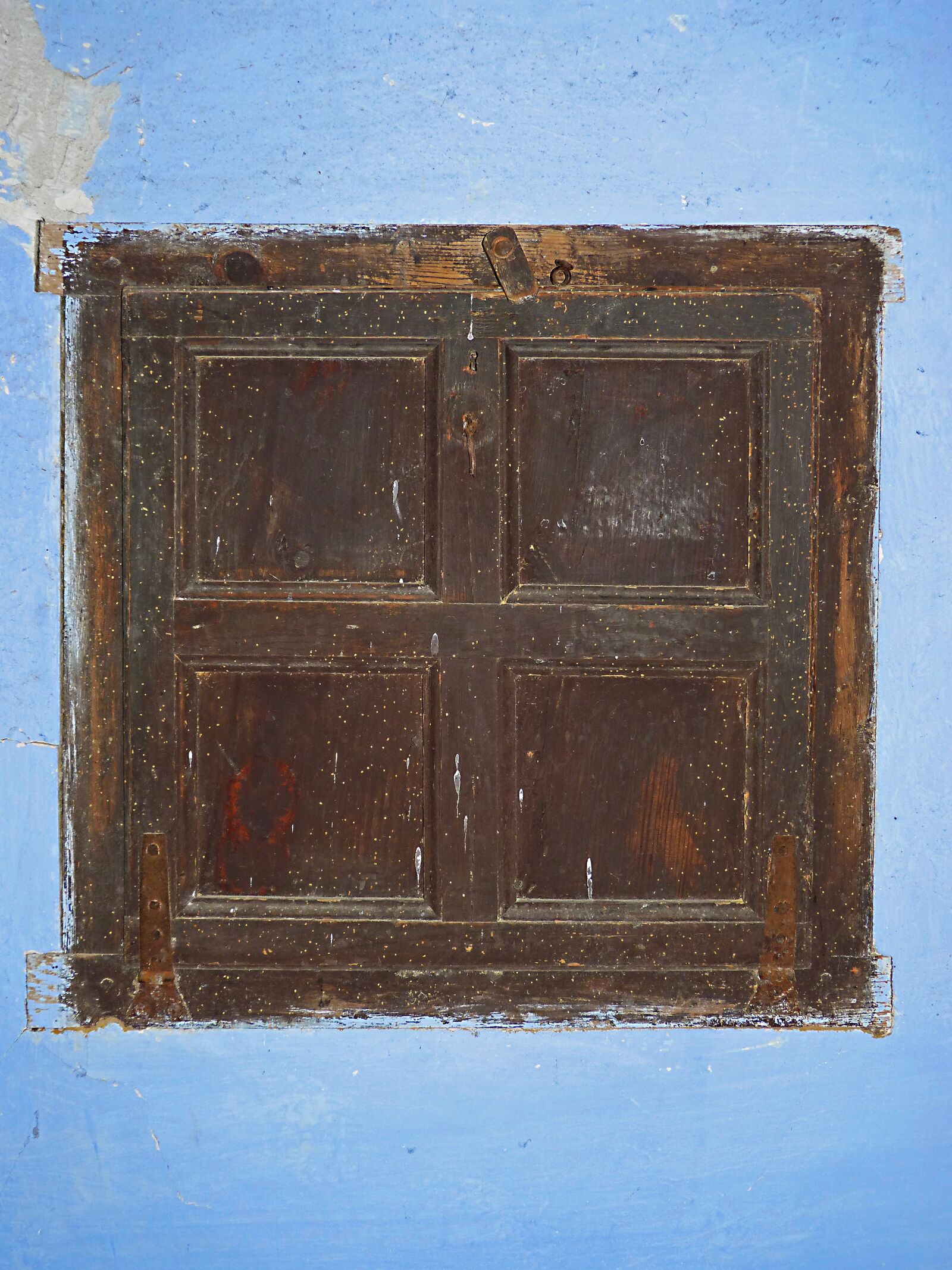Panasonic DMC-FZ62 sample photo. Window, wardrobe, old photography