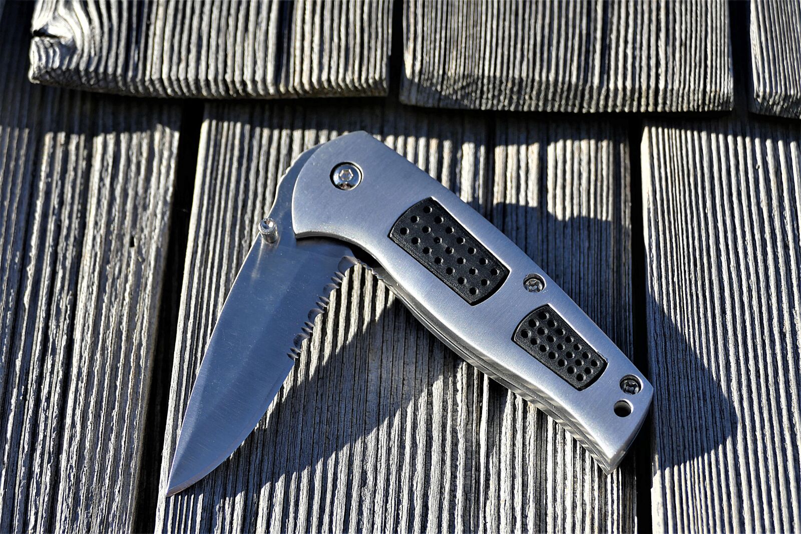 Panasonic Lumix DMC-FZ1000 sample photo. Knife, pocket knife, silver photography