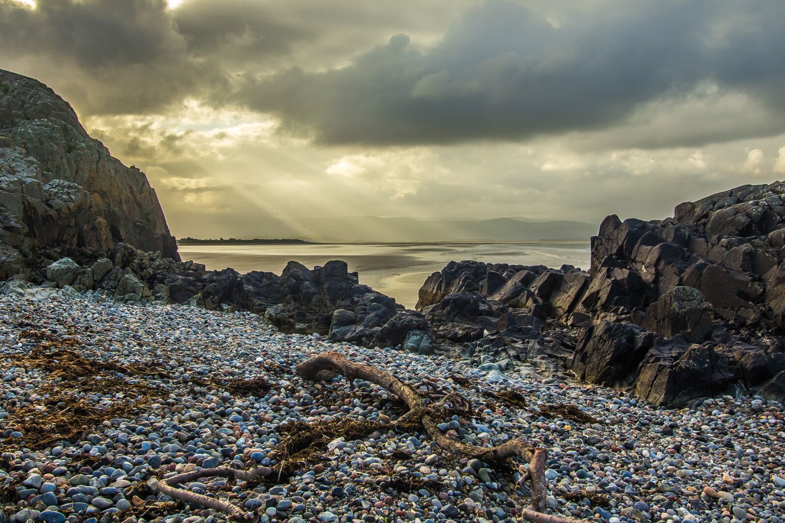 Canon EF-S 10-22mm F3.5-4.5 USM sample photo. Sun rays, rocks, beach photography