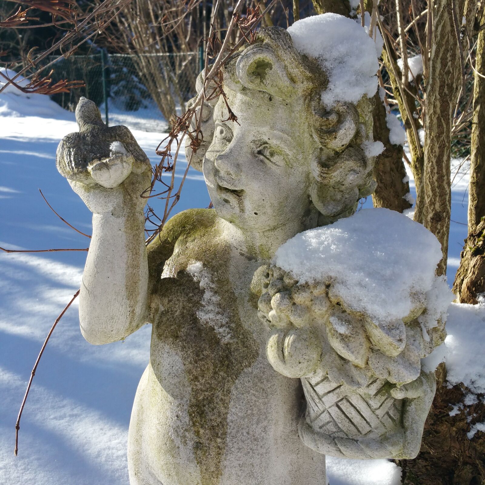 Samsung Galaxy Note4 sample photo. Cherub, sculpture, stone photography