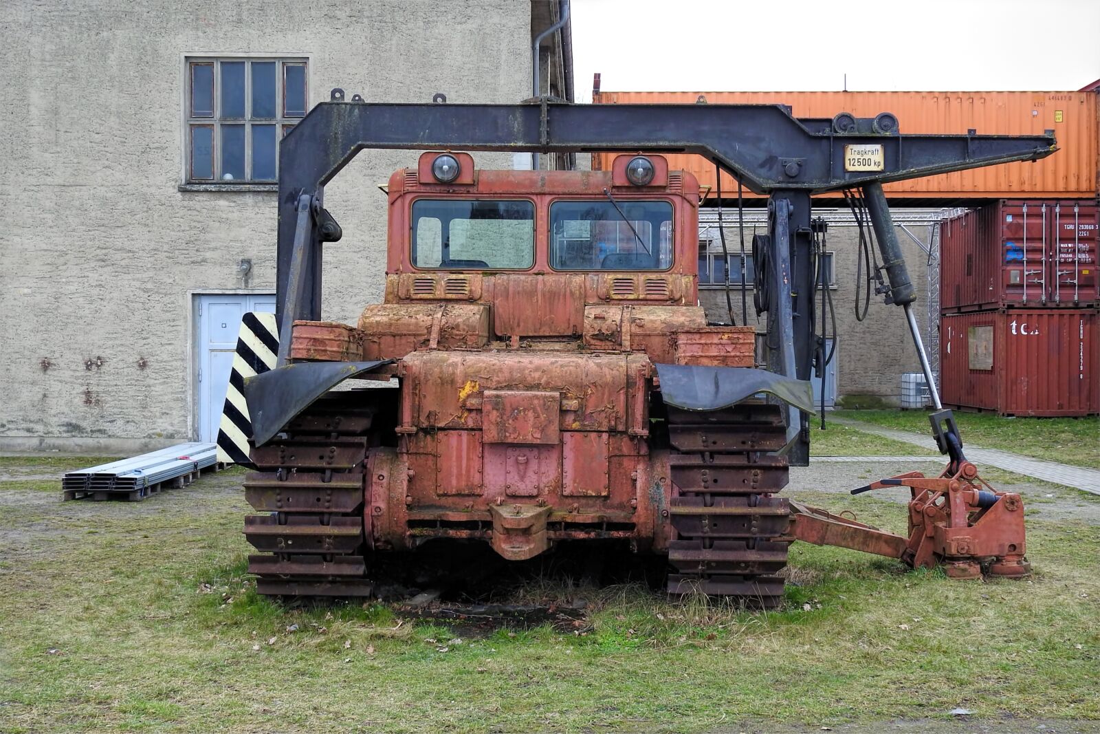 Nikon Coolpix P900 sample photo. Caterpillar, tracked tractors, machine photography