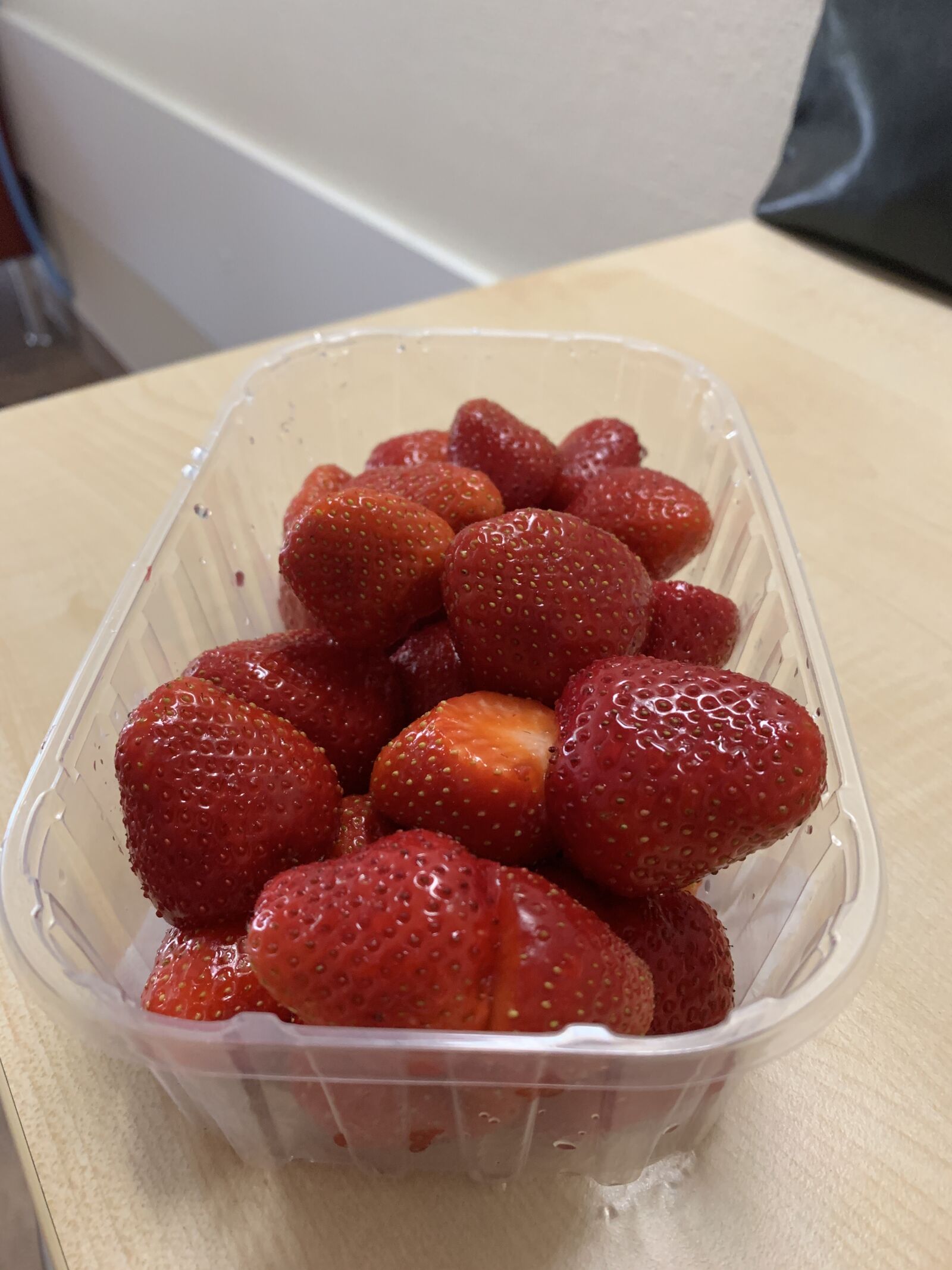 Apple iPhone XR sample photo. Shell, strawberries, red photography