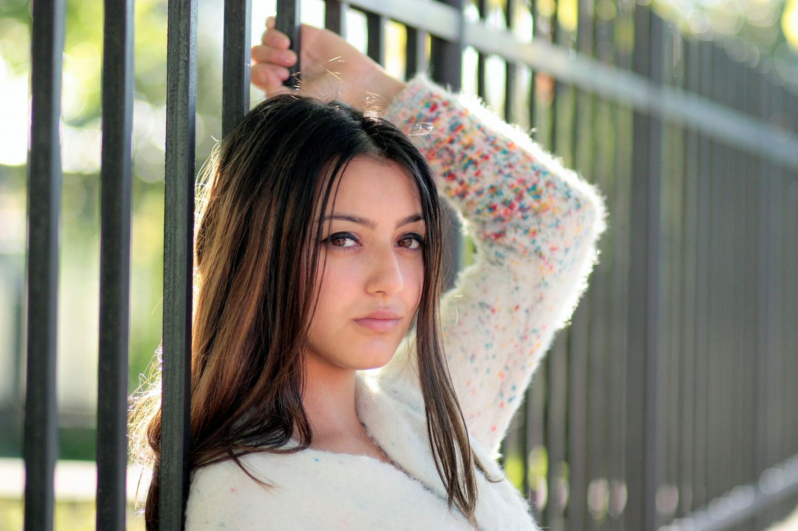Canon EOS 450D (EOS Rebel XSi / EOS Kiss X2) sample photo. Girl, fence, brunette photography