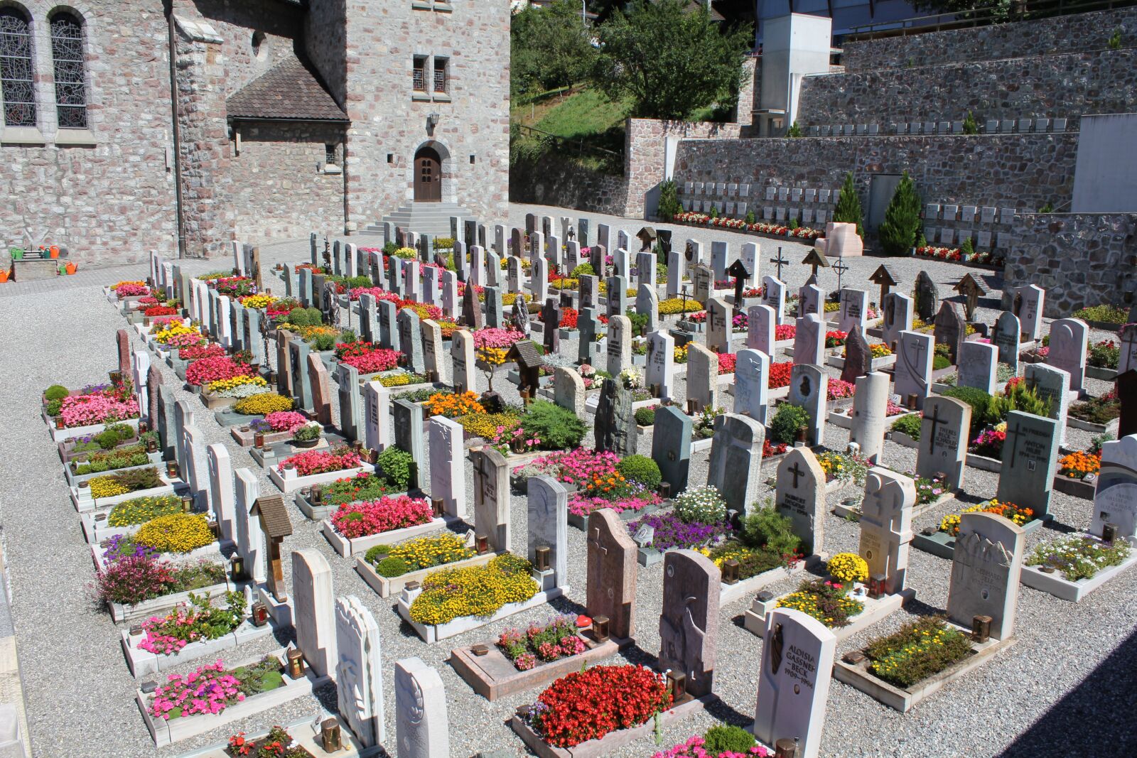 Canon EOS 550D (EOS Rebel T2i / EOS Kiss X4) sample photo. Cemetery, graves, grave stones photography