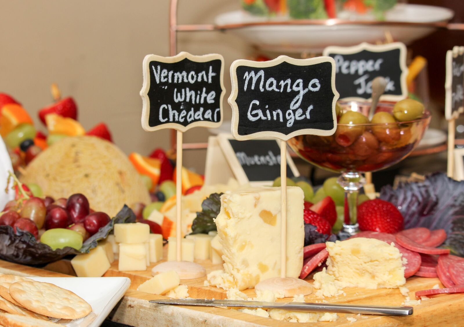 Canon EOS 1200D (EOS Rebel T5 / EOS Kiss X70 / EOS Hi) sample photo. Cheese, grape, strawberry photography