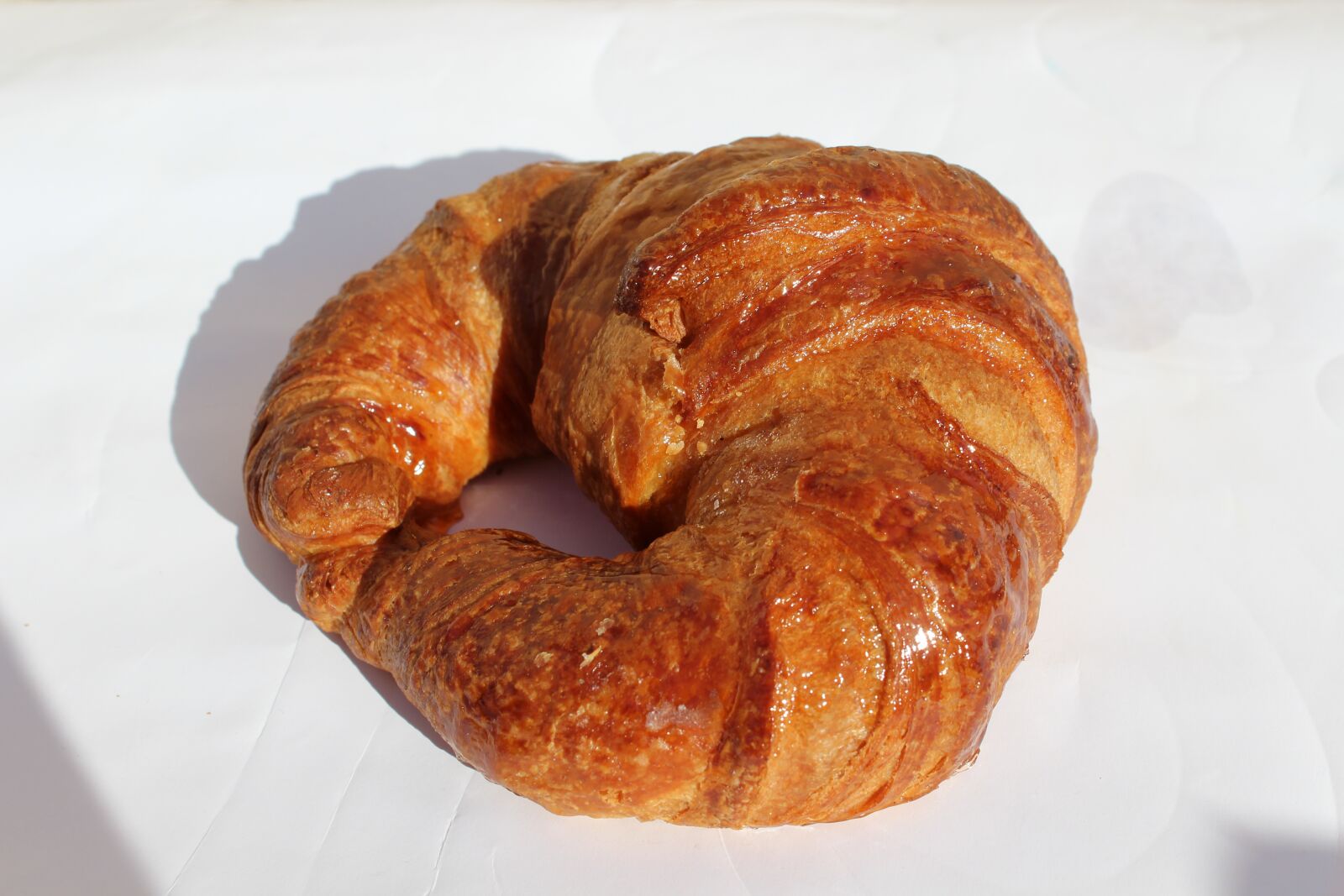 Canon EOS 1200D (EOS Rebel T5 / EOS Kiss X70 / EOS Hi) sample photo. Croissant, pastry, shiny food photography