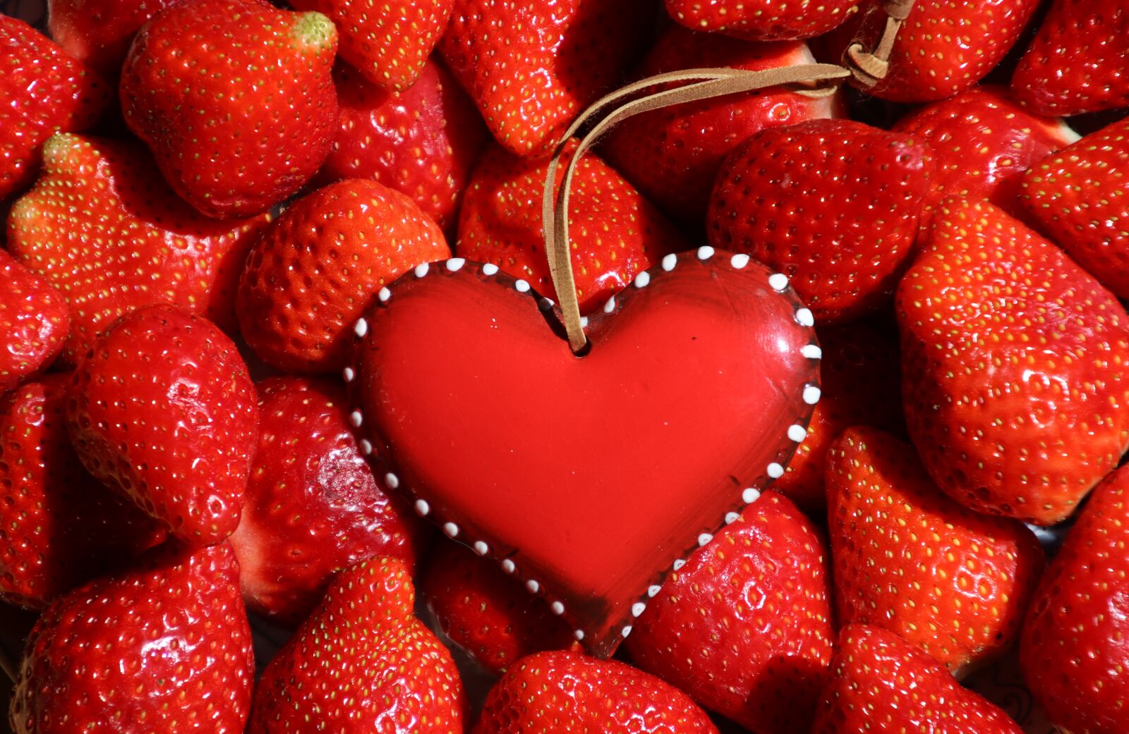 Canon EOS 80D sample photo. Strawberries, fruit, healthy heart photography