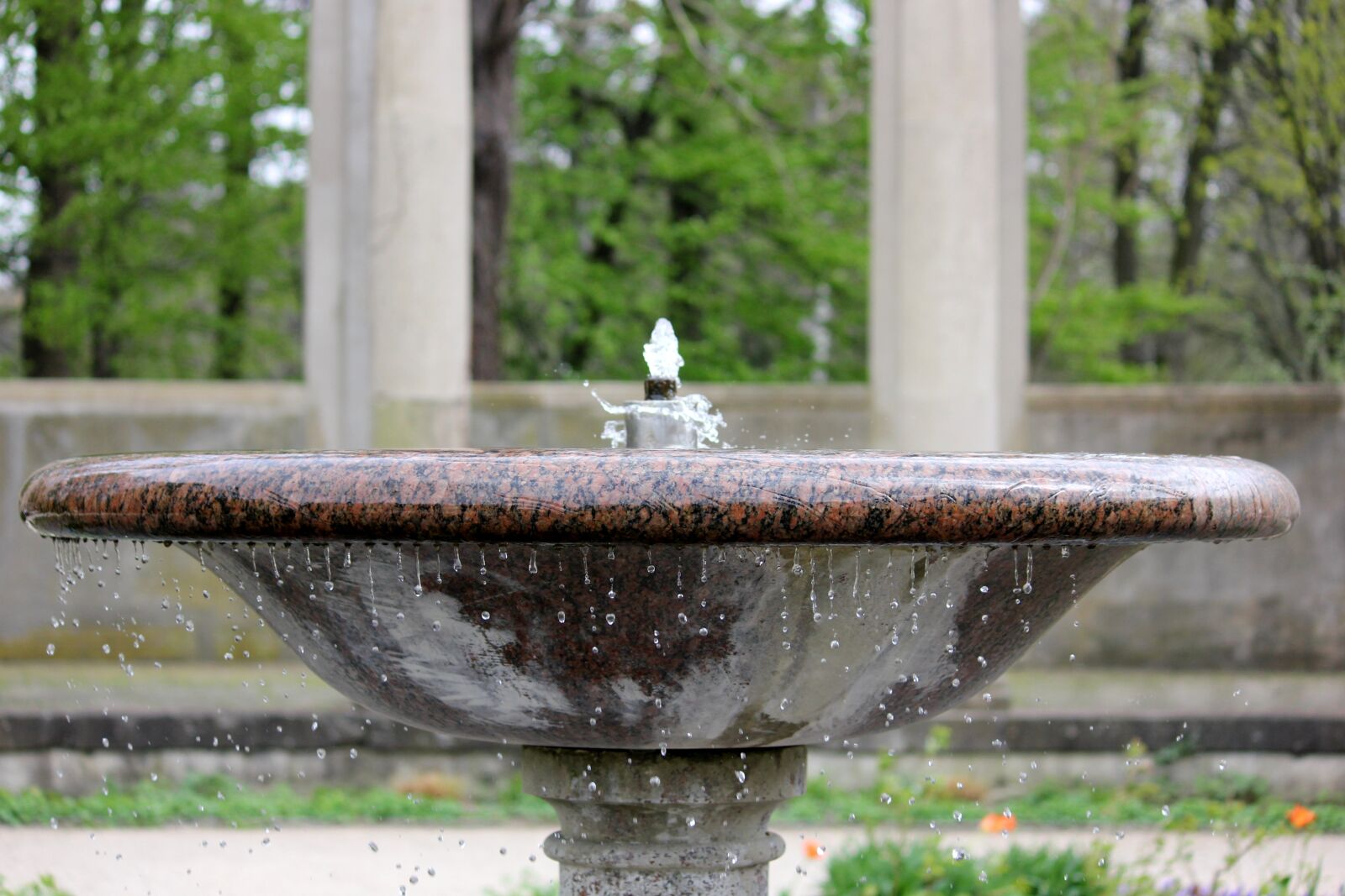 Canon EOS 550D (EOS Rebel T2i / EOS Kiss X4) sample photo. Fountain, water feature, well photography