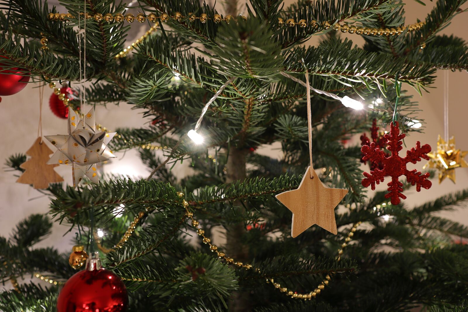 Canon EOS M50 (EOS Kiss M) + Canon EF-M 22mm F2 STM sample photo. Christmas, tree decorations, christmas photography