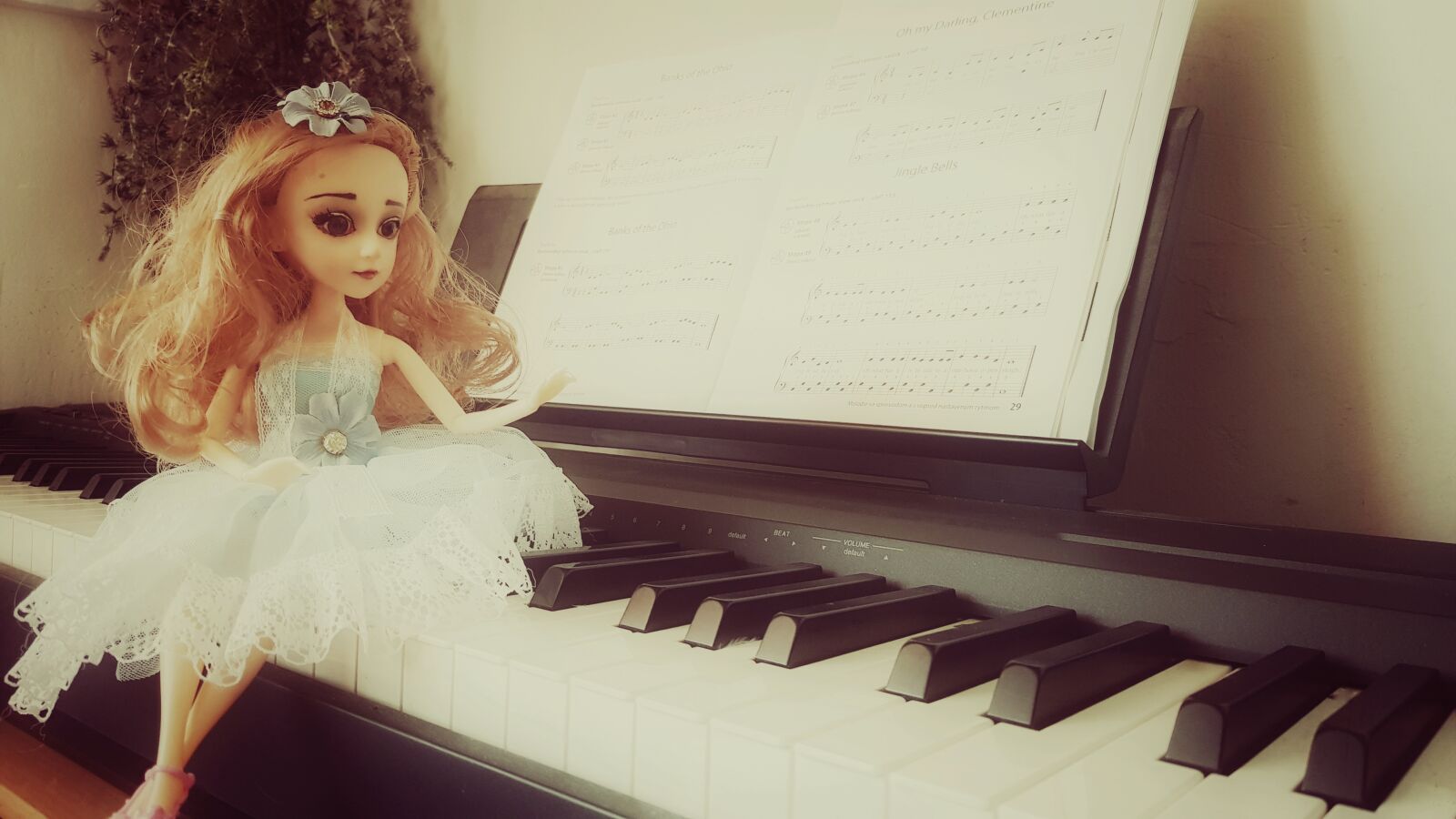 Samsung Galaxy S8 sample photo. Music, piano, doll photography