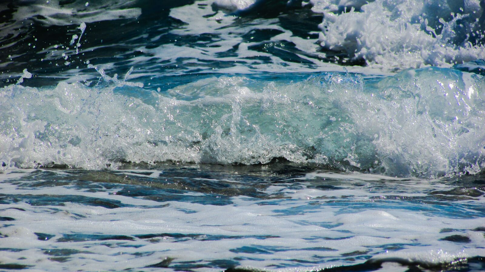 Canon PowerShot SX400 IS sample photo. Wave, bubbles, drops photography