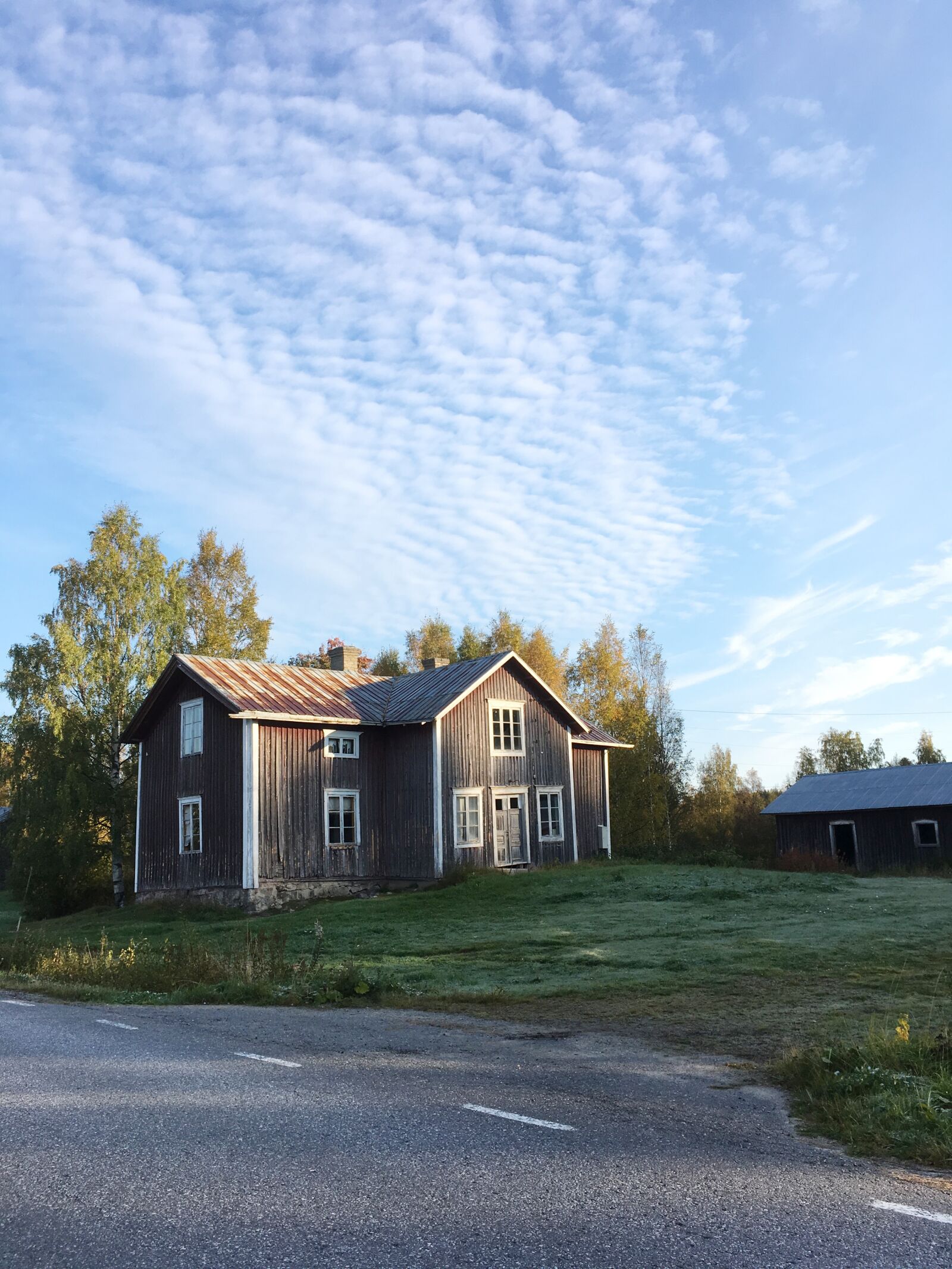 iPhone SE back camera 4.15mm f/2.2 sample photo. Ultervattnet, house, torp photography
