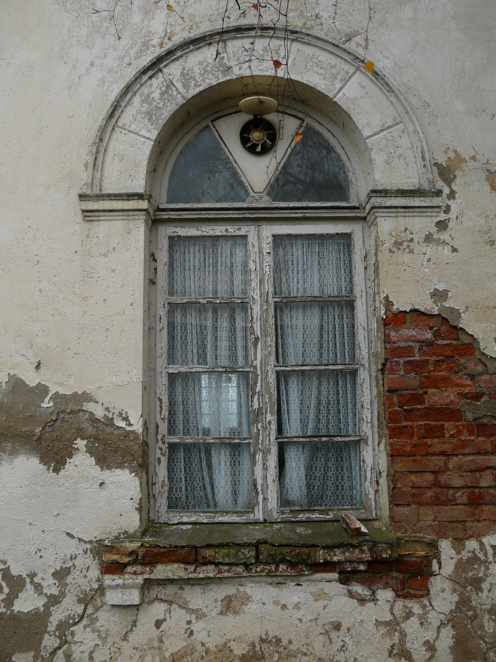 Panasonic DMC-FZ18 sample photo. Window, old, bricks photography