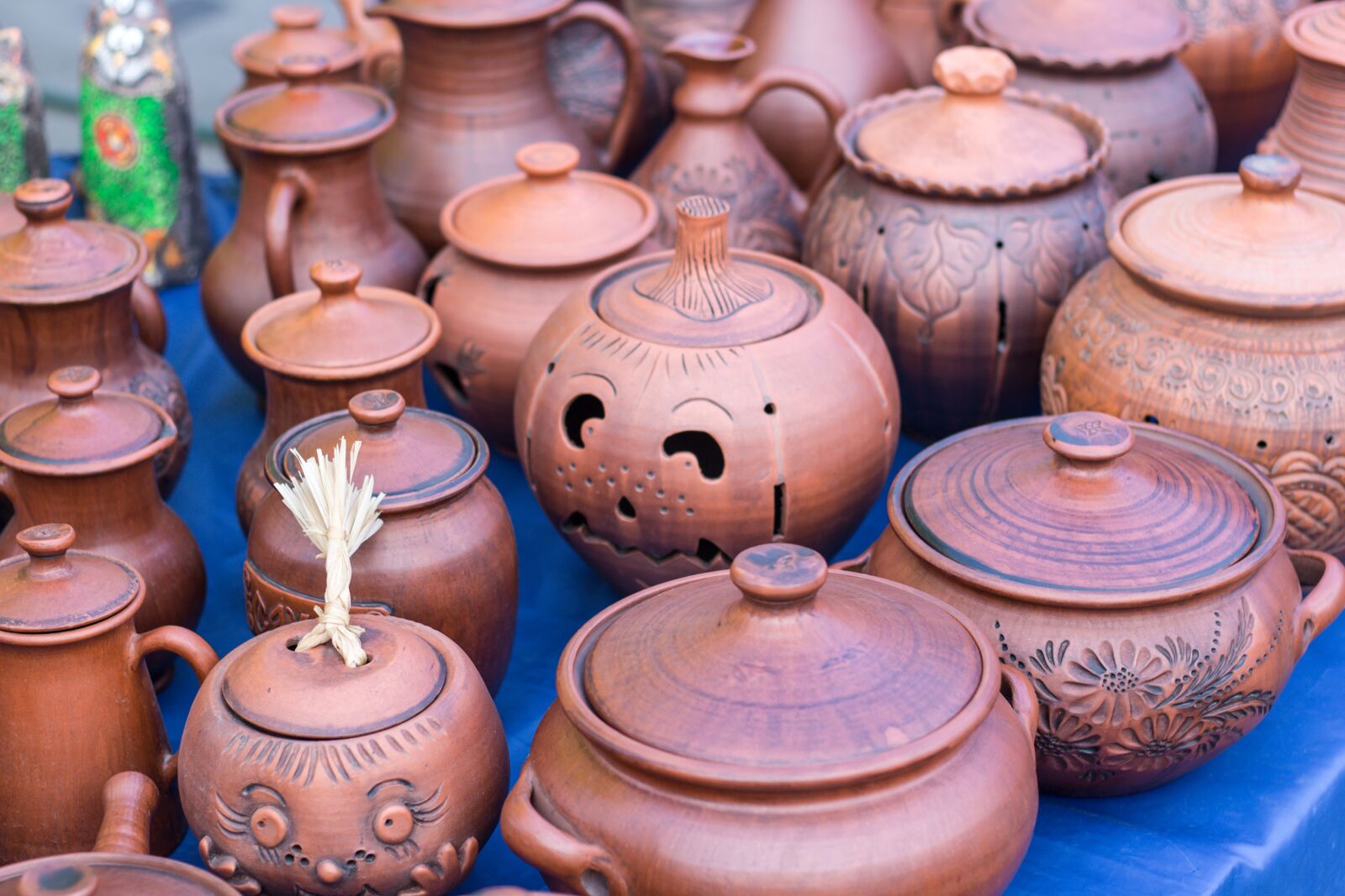 Canon EOS 100D (EOS Rebel SL1 / EOS Kiss X7) + Canon EF 50mm F1.8 II sample photo. Pots, ceramics, souvenirs photography