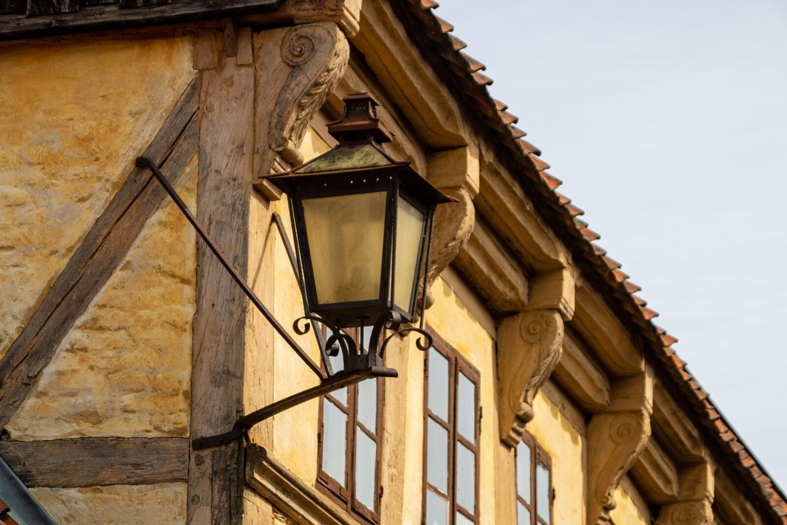 Canon EOS 750D (EOS Rebel T6i / EOS Kiss X8i) + Canon TS-E 90mm F2.8 Tilt-Shift sample photo. Masonry, old fashioned, lamp photography