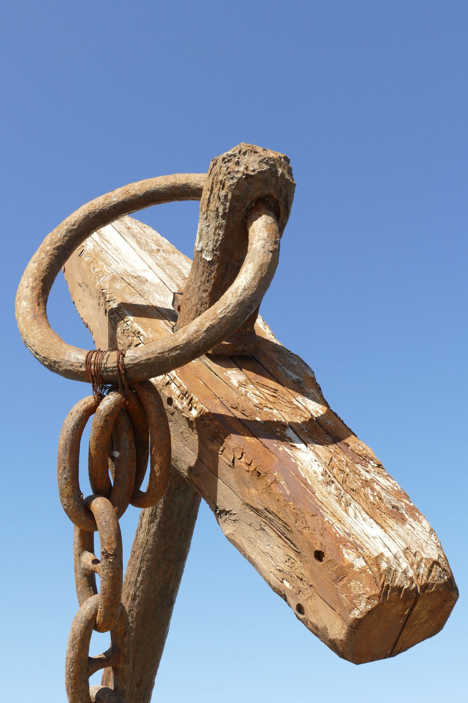 Panasonic Lumix DMC-FZ1000 sample photo. Anchor, necklace, old photography