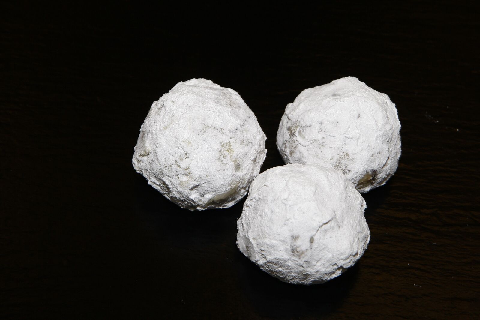 Canon EOS-1D Mark III sample photo. Snowballs, powdered sugar, marzipan photography