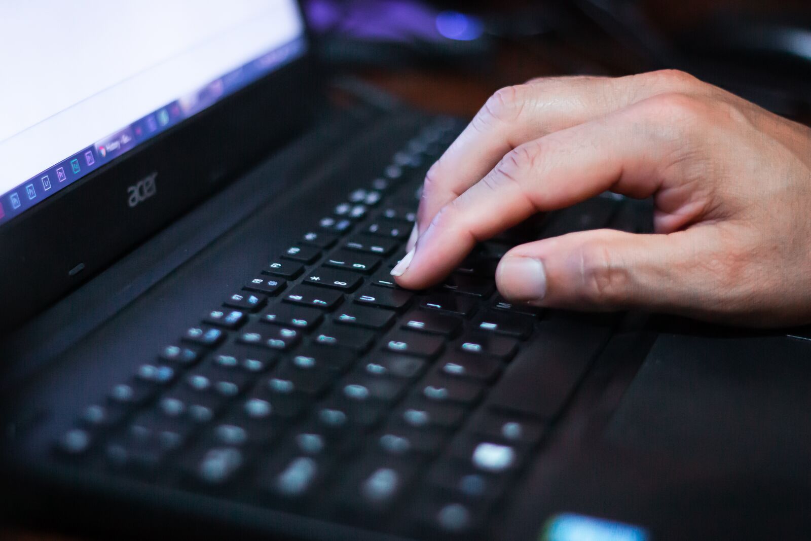 Canon EOS 70D + Canon EF 50mm F1.8 STM sample photo. Internet surfing, hand, laptop photography