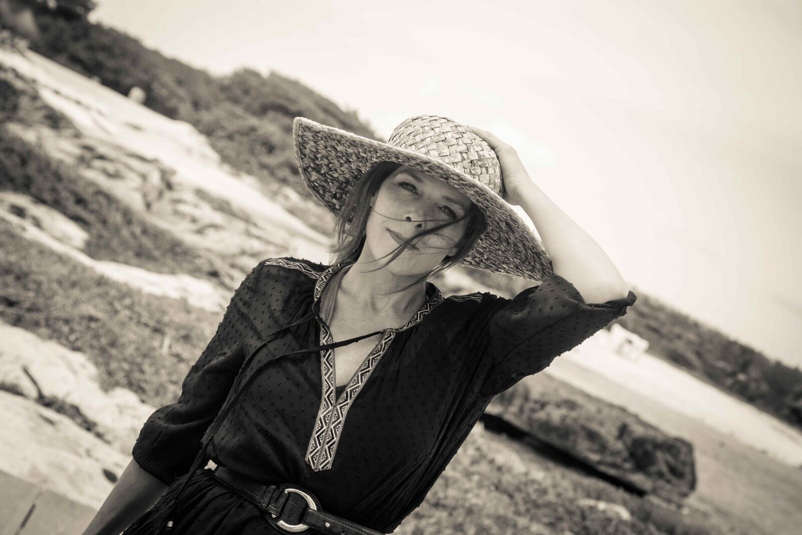 Canon EOS 6D + Canon EF 24-105mm F4L IS USM sample photo. Woman with straw hat photography