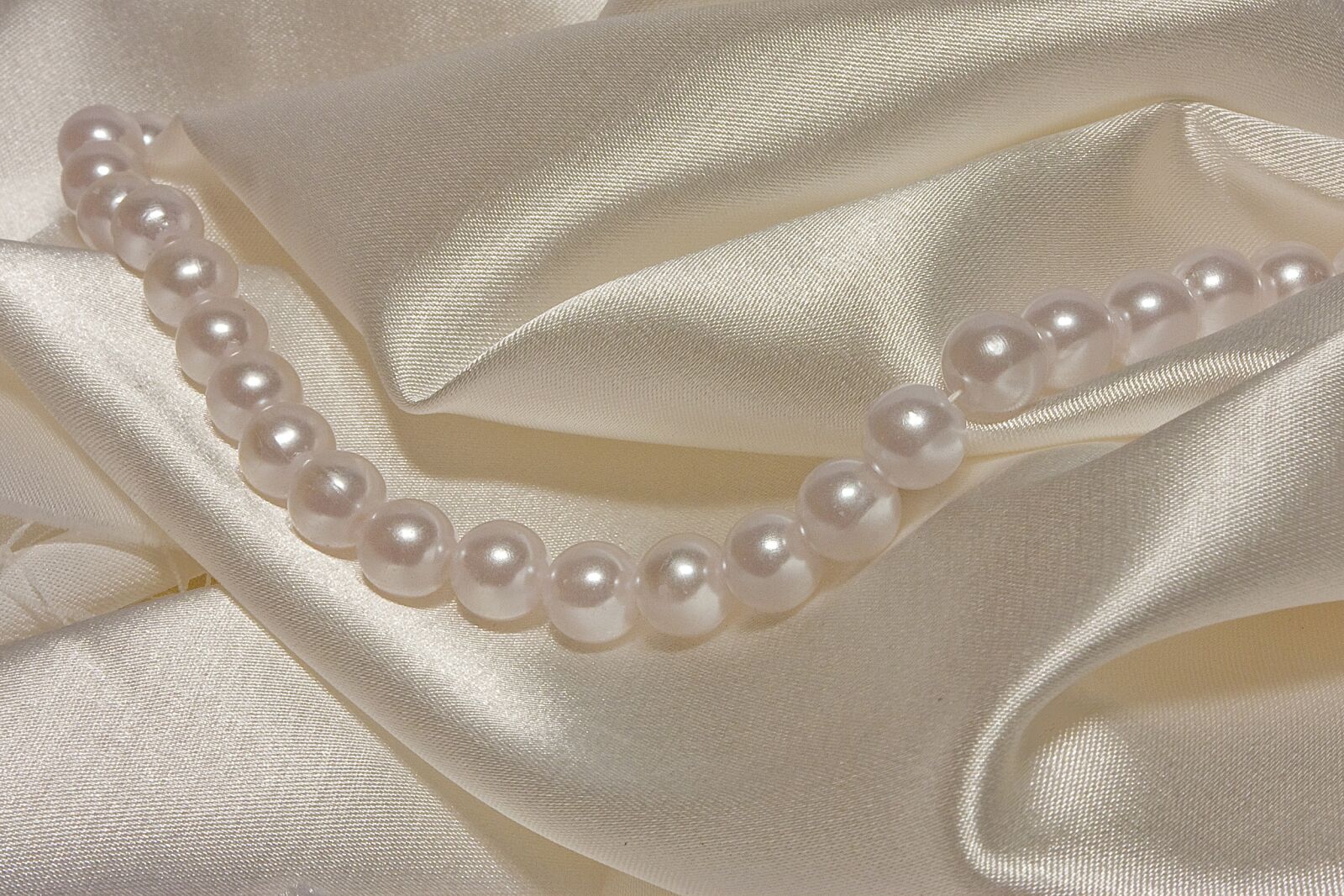 Canon EOS 450D (EOS Rebel XSi / EOS Kiss X2) sample photo. Pearl, silk, tenderness photography