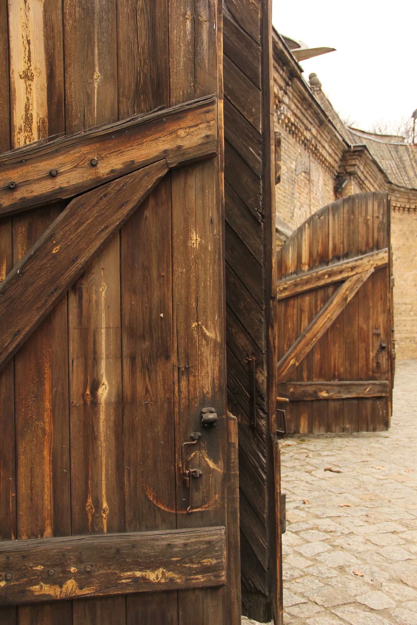 Canon EF-S 18-135mm F3.5-5.6 IS sample photo. Gateway, wooden doors, gates photography