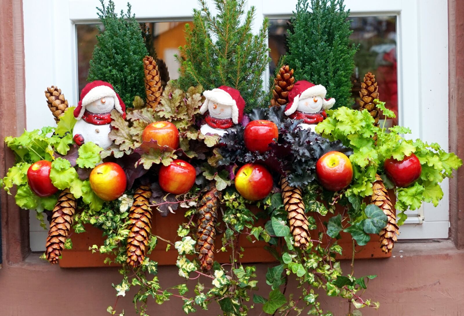 Sony Alpha a5000 (ILCE 5000) + Sony E 55-210mm F4.5-6.3 OSS sample photo. Christmas decorations, window, christmas photography