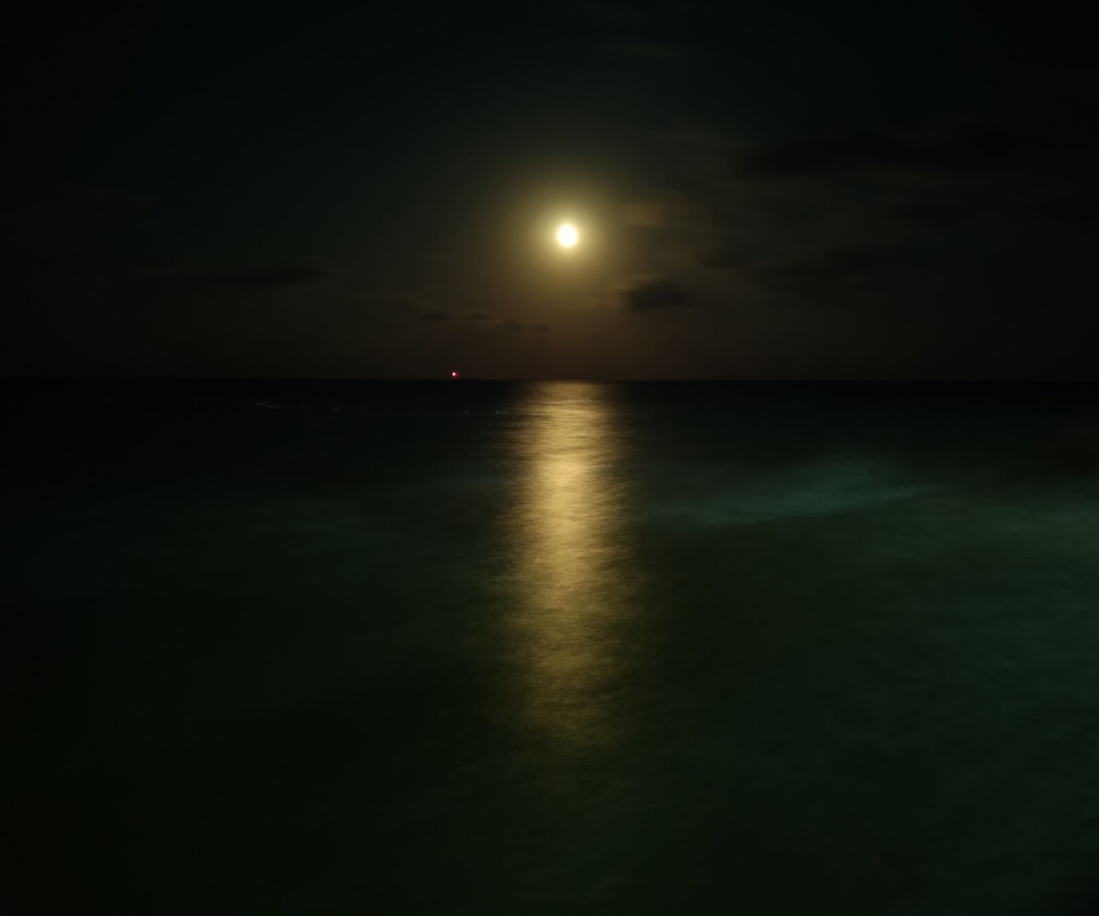 Xiaomi Redmi S2 sample photo. Moon, see, night photography