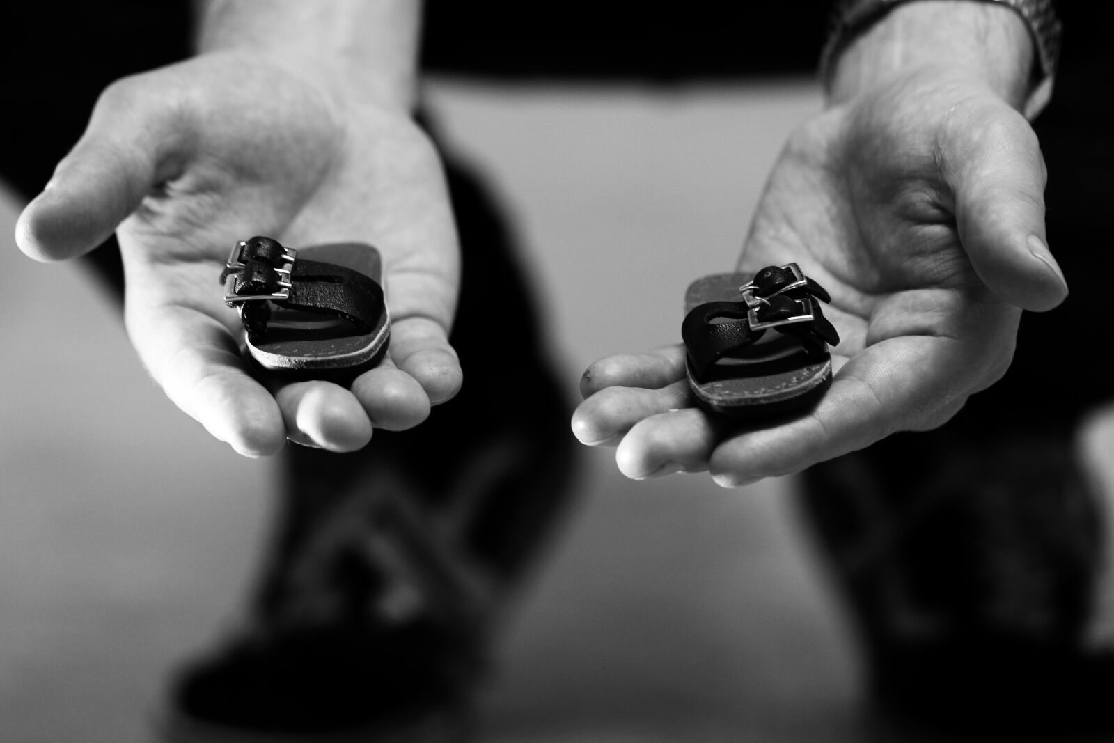 Canon EOS 7D Mark II sample photo. Shoes, sandal, hand photography