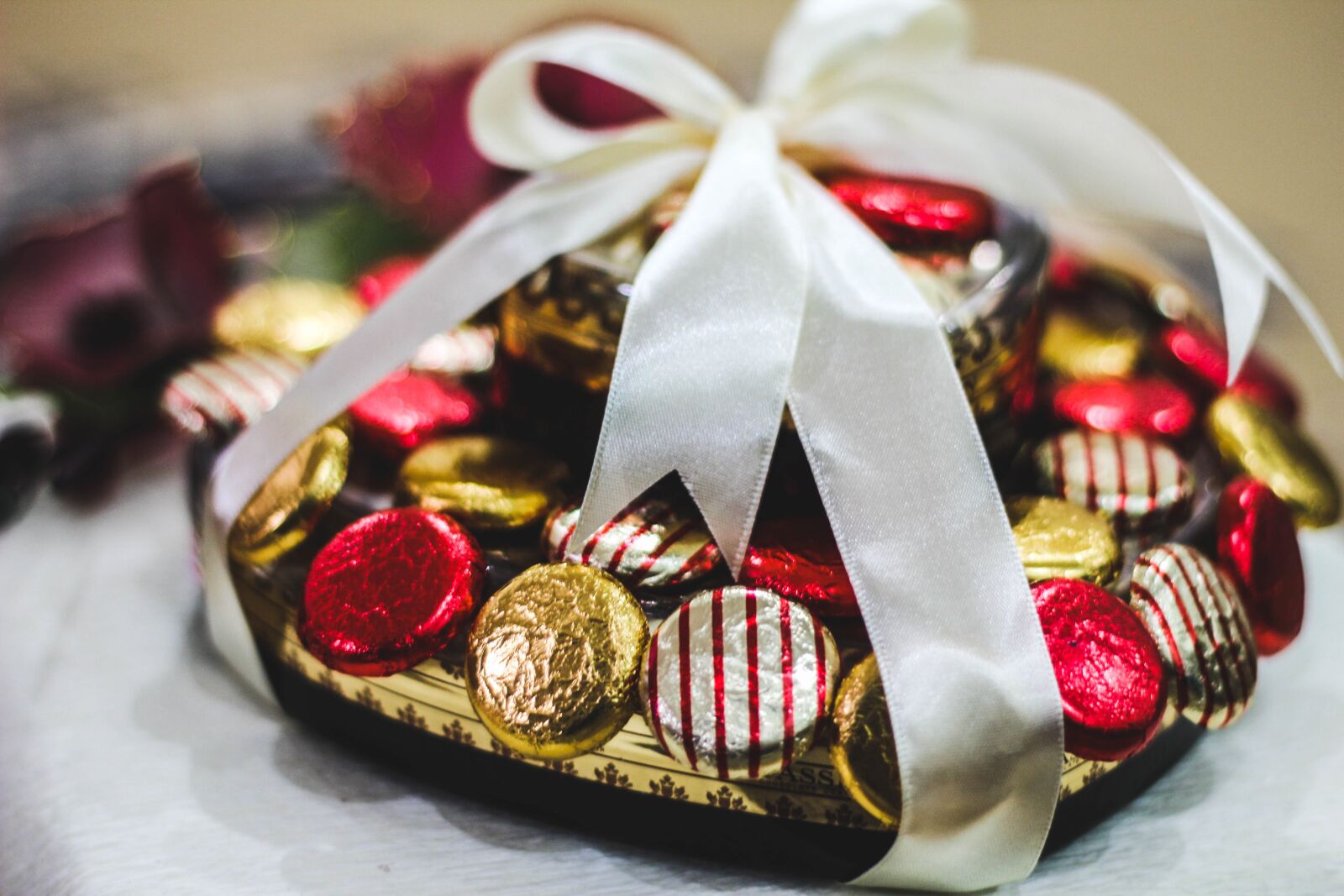 Canon EOS 60D + Canon EF 50mm F1.8 II sample photo. Chocolate, present, gubahan photography