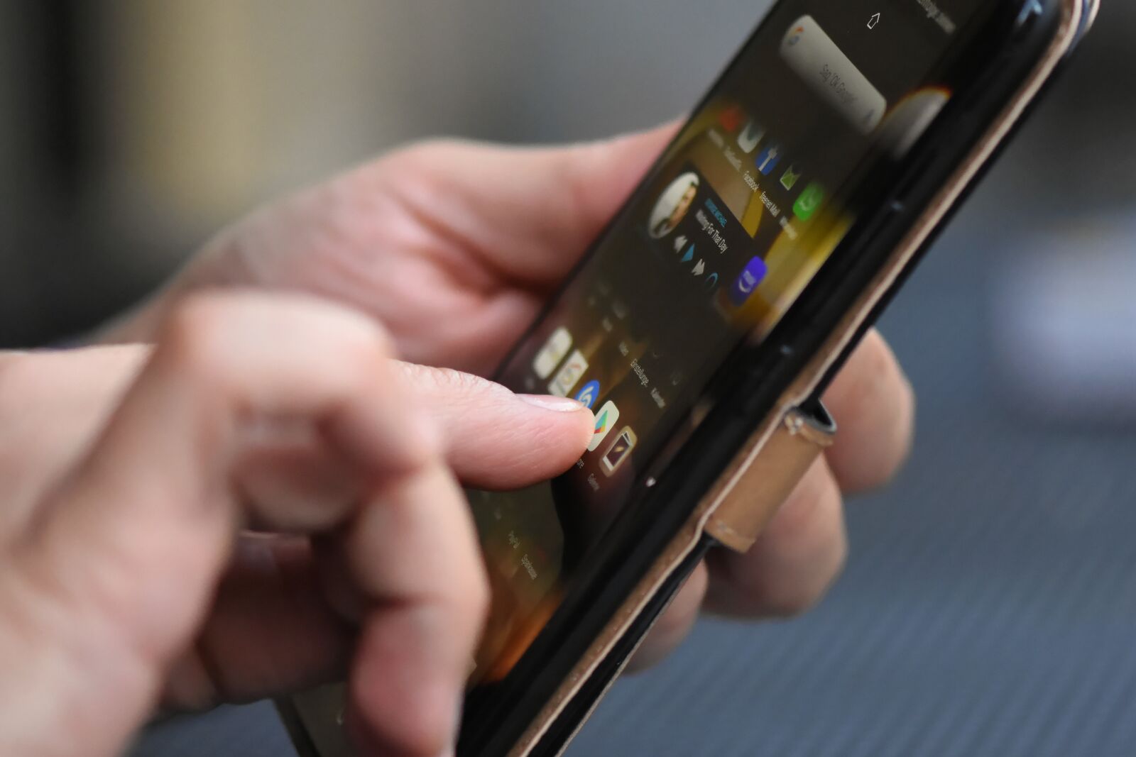 Nikon D7200 sample photo. Smartphone, finger, tap photography