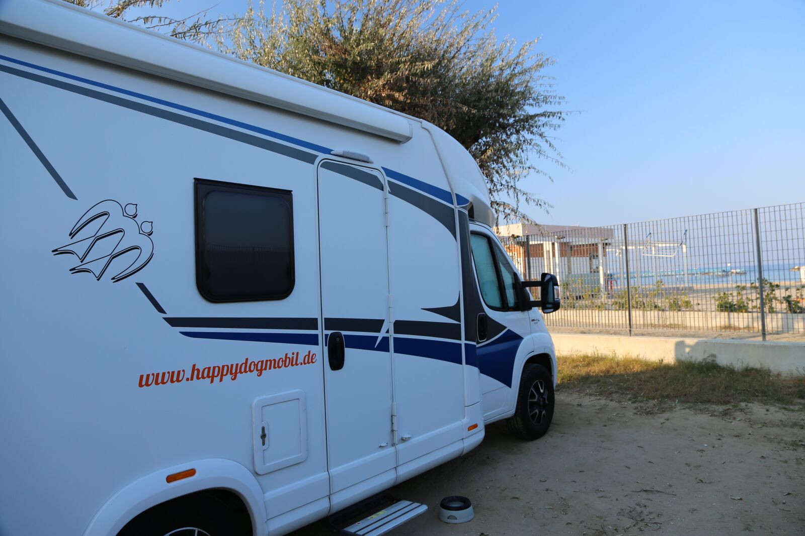 Canon EOS 6D + Canon EF 24-105mm F4L IS USM sample photo. Mobile home, sea, happy photography