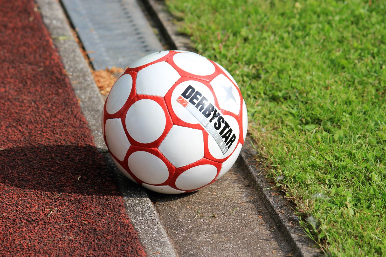 Canon EOS 550D (EOS Rebel T2i / EOS Kiss X4) sample photo. Football, playing field, green photography