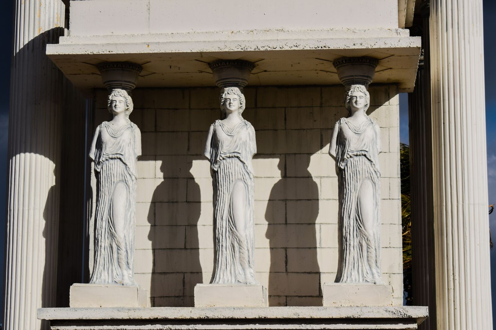 Nikon D3300 sample photo. Caryatid, column, classical photography