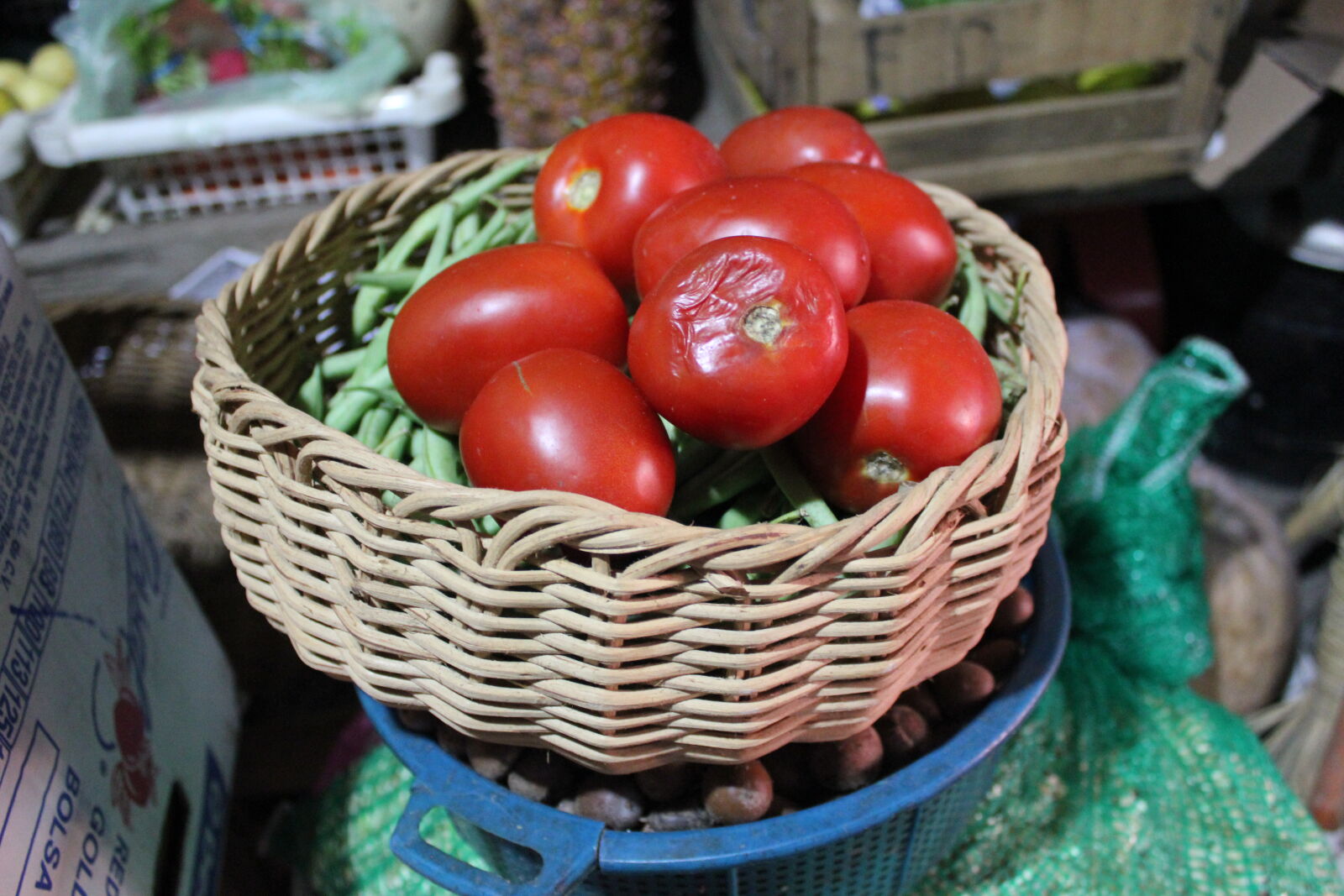 Canon EOS 550D (EOS Rebel T2i / EOS Kiss X4) + Canon EF-S 18-55mm F3.5-5.6 IS sample photo. Tomatoes, red, riped, basket photography