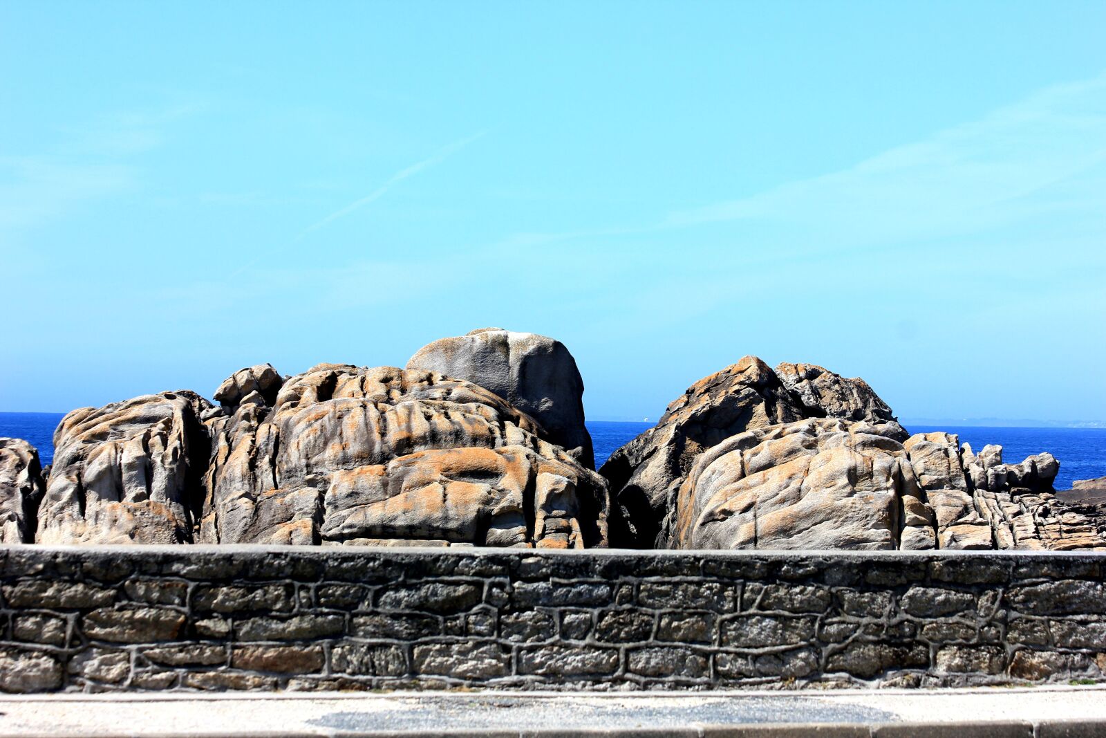 Canon EOS 550D (EOS Rebel T2i / EOS Kiss X4) sample photo. Seaside, rock, brittany photography