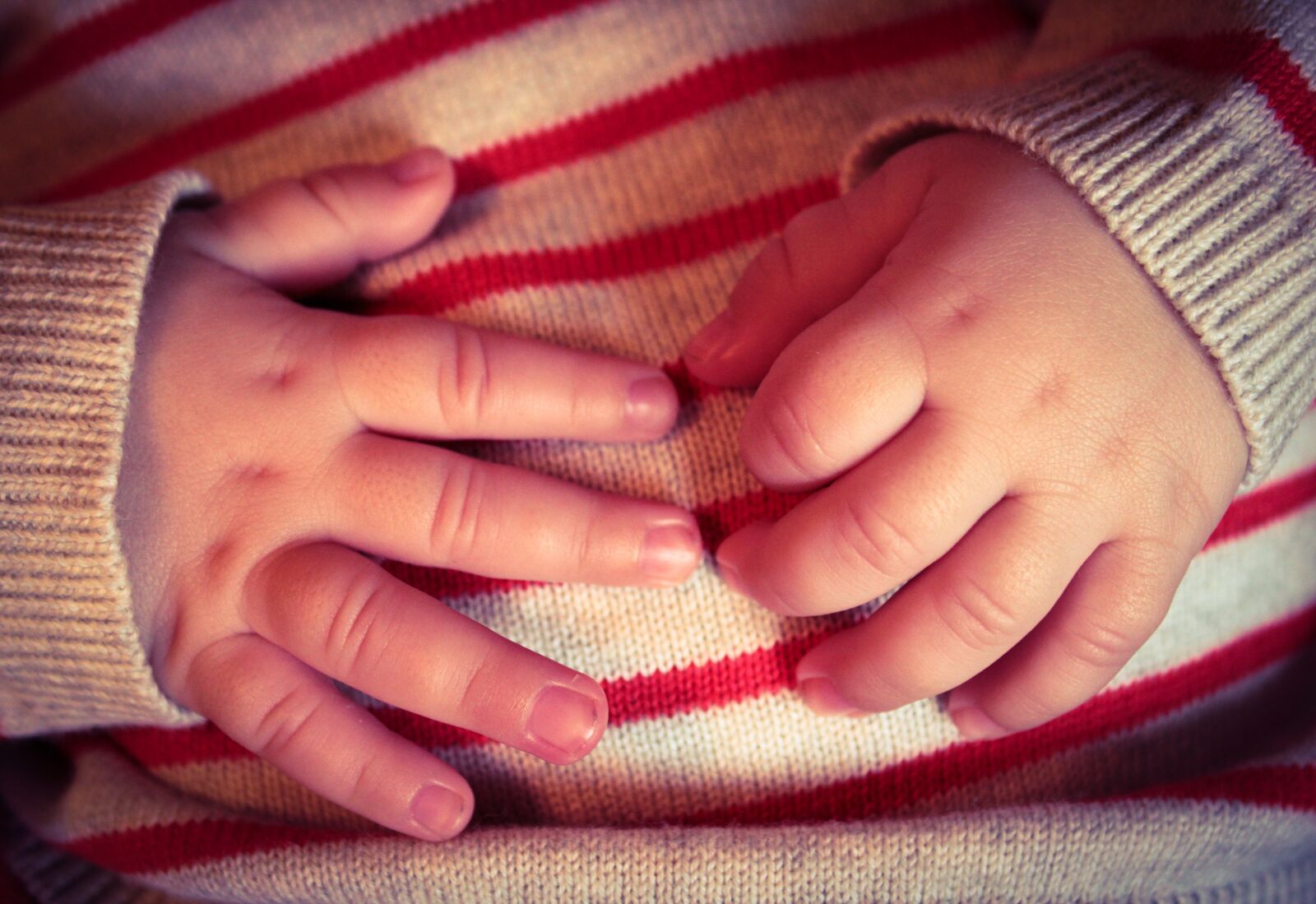 Canon EOS 2000D (EOS Rebel T7 / EOS Kiss X90 / EOS 1500D) sample photo. Baby, hand, infant photography