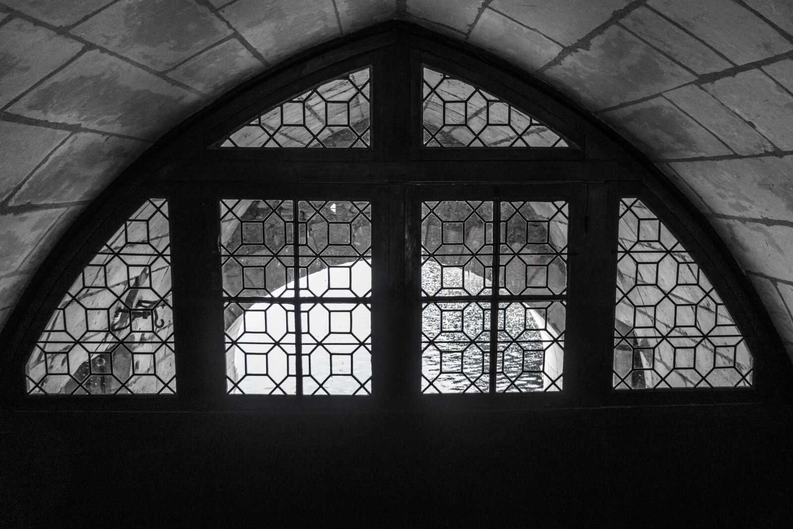 Panasonic DC-TZ200 sample photo. Archway, window, old photography