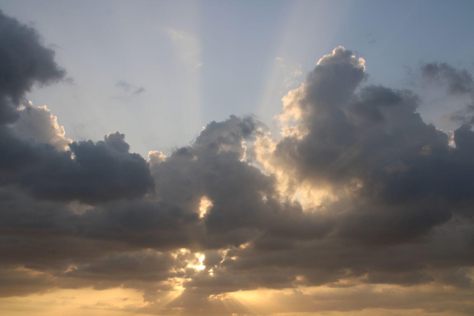 Canon EOS 2000D (EOS Rebel T7 / EOS Kiss X90 / EOS 1500D) sample photo. Clouds, sun, beach photography