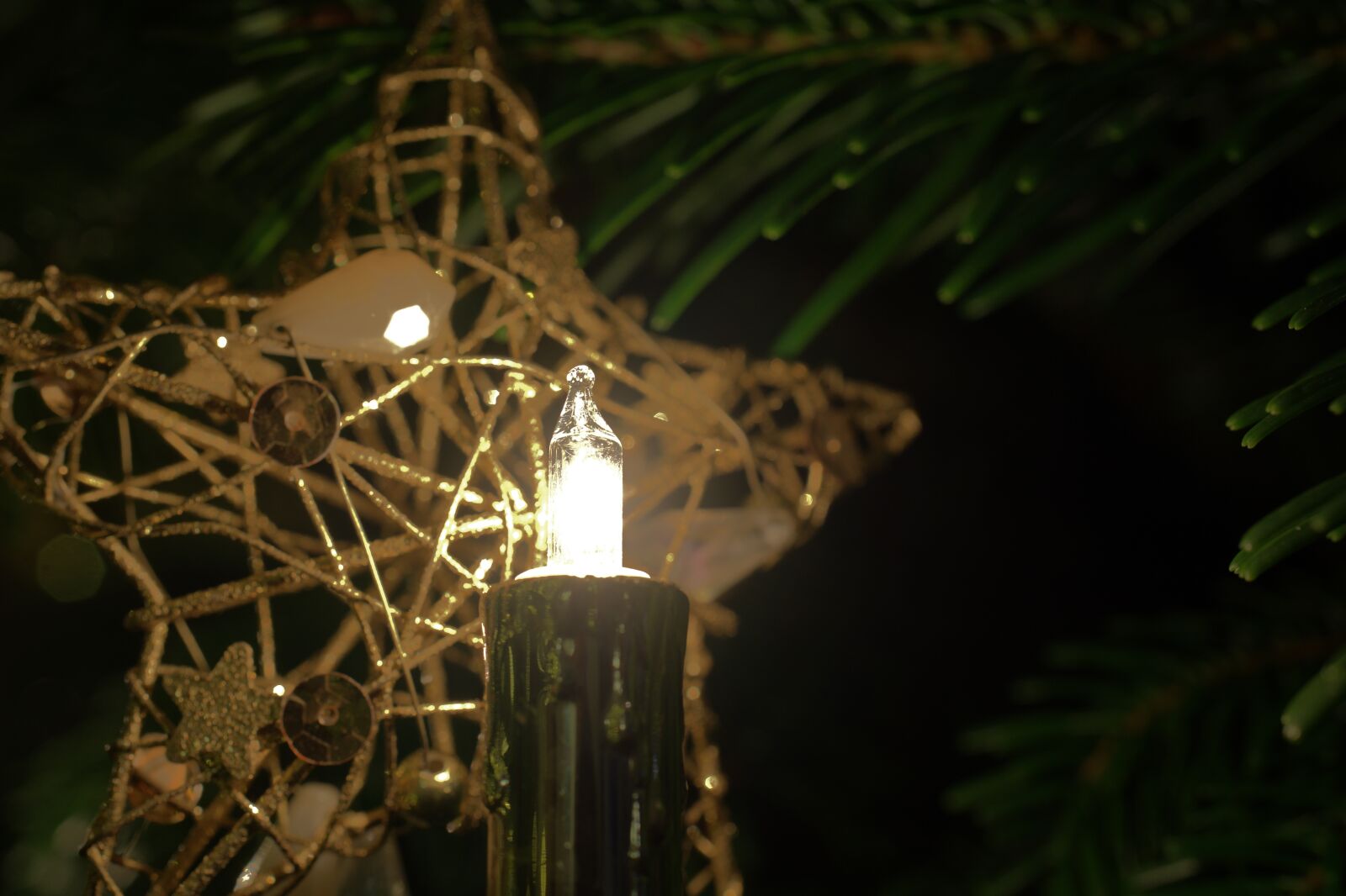 Sony a7 II + Sony FE 50mm F2.8 Macro sample photo. Christmas, star, light photography