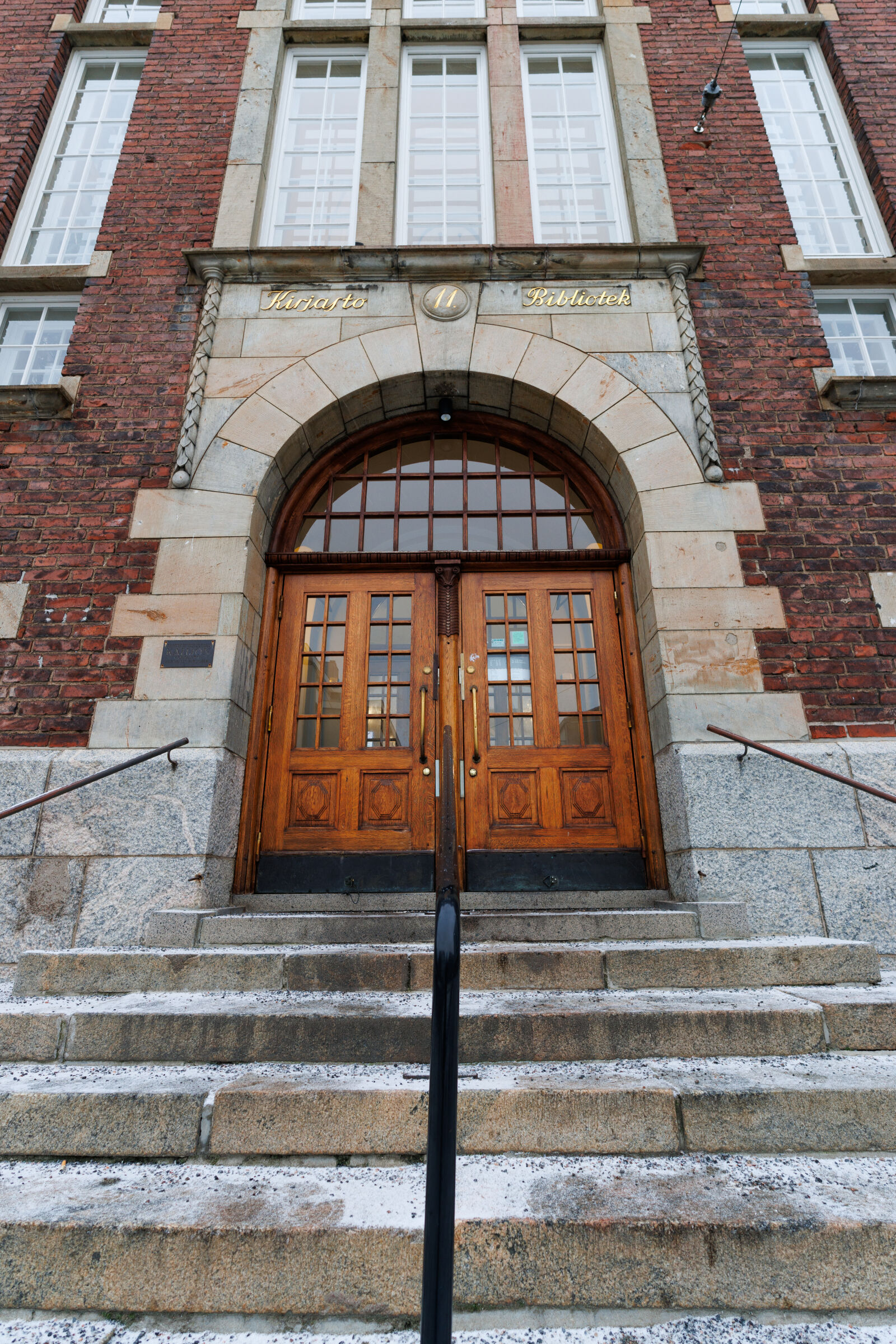 Canon EOS R7 sample photo. Entrance building photography