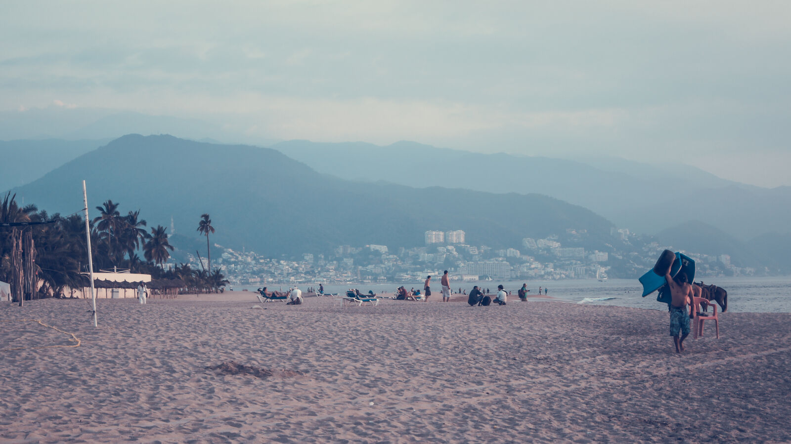 Sony SLT-A55 (SLT-A55V) sample photo. Beach, man, mountains, people photography
