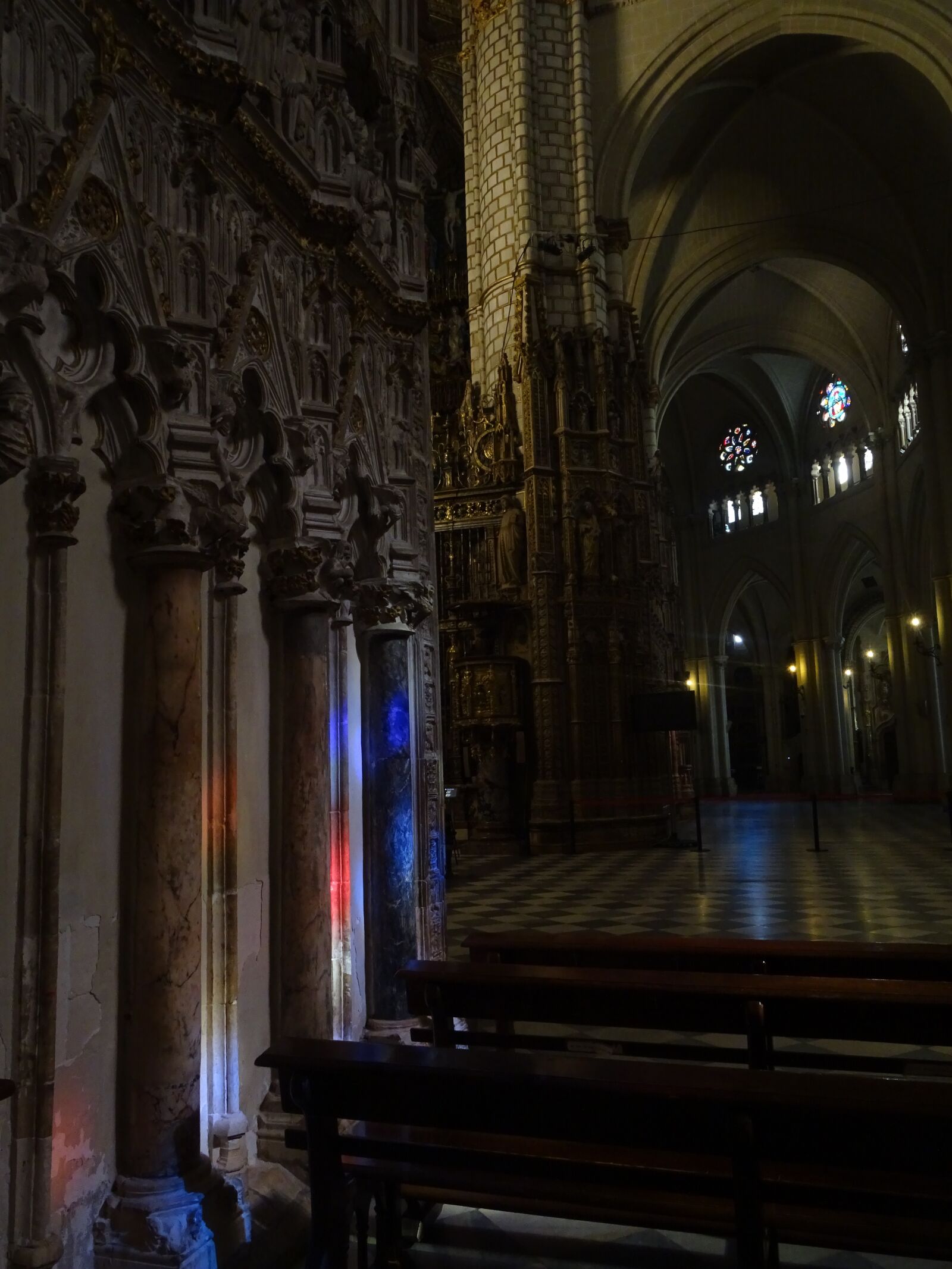 Sony DSC-HX60 sample photo. Toledo, stained glass, reflections photography