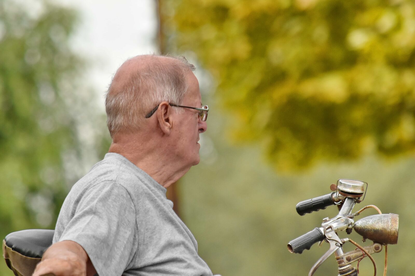 Nikon D5500 sample photo. Bicycle, eyeglasses, old man photography