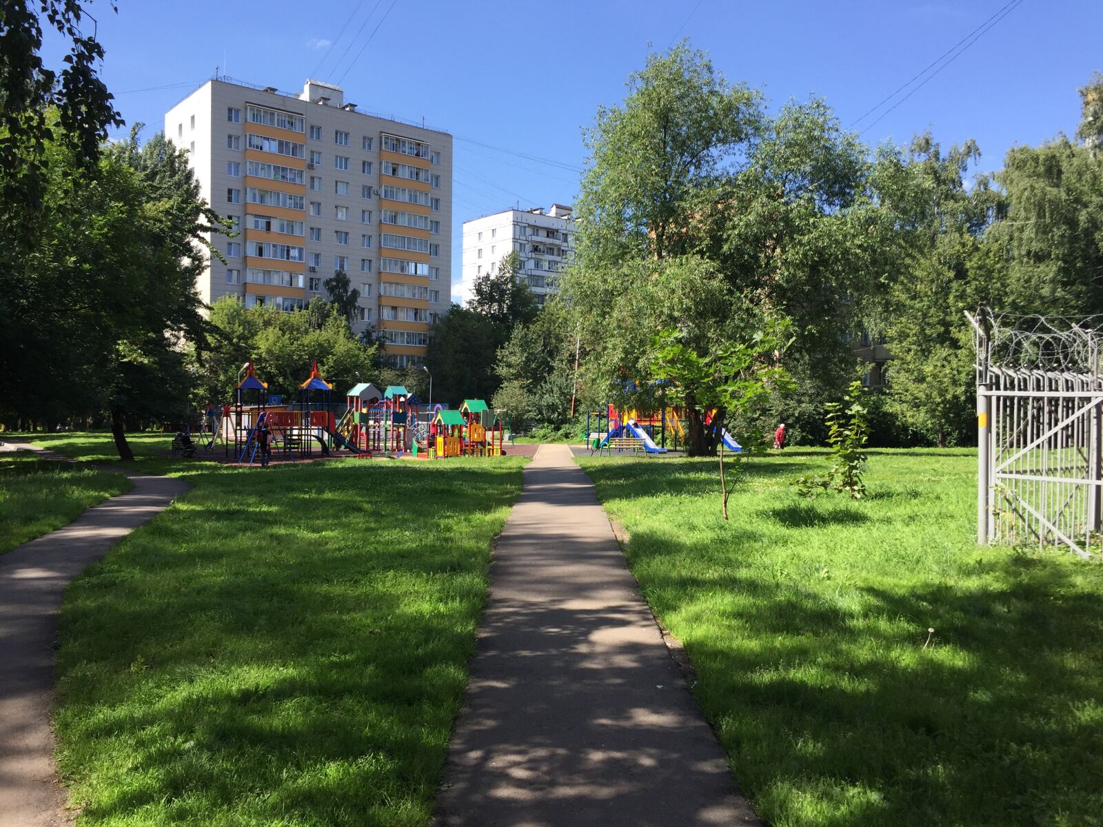 iPhone 6 back camera 4.15mm f/2.2 sample photo. Moscow, russia, city photography