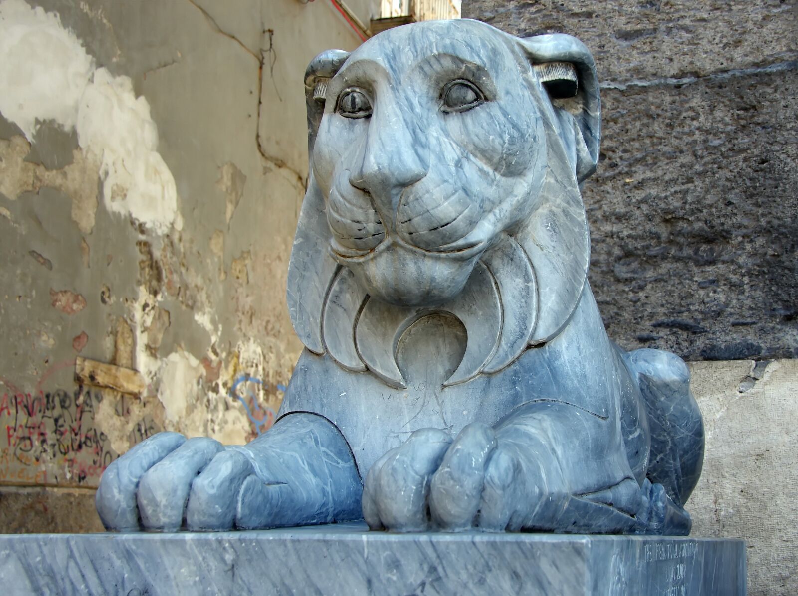 Pentax K-5 sample photo. Naples, plazza-del-plébiscito, lion photography