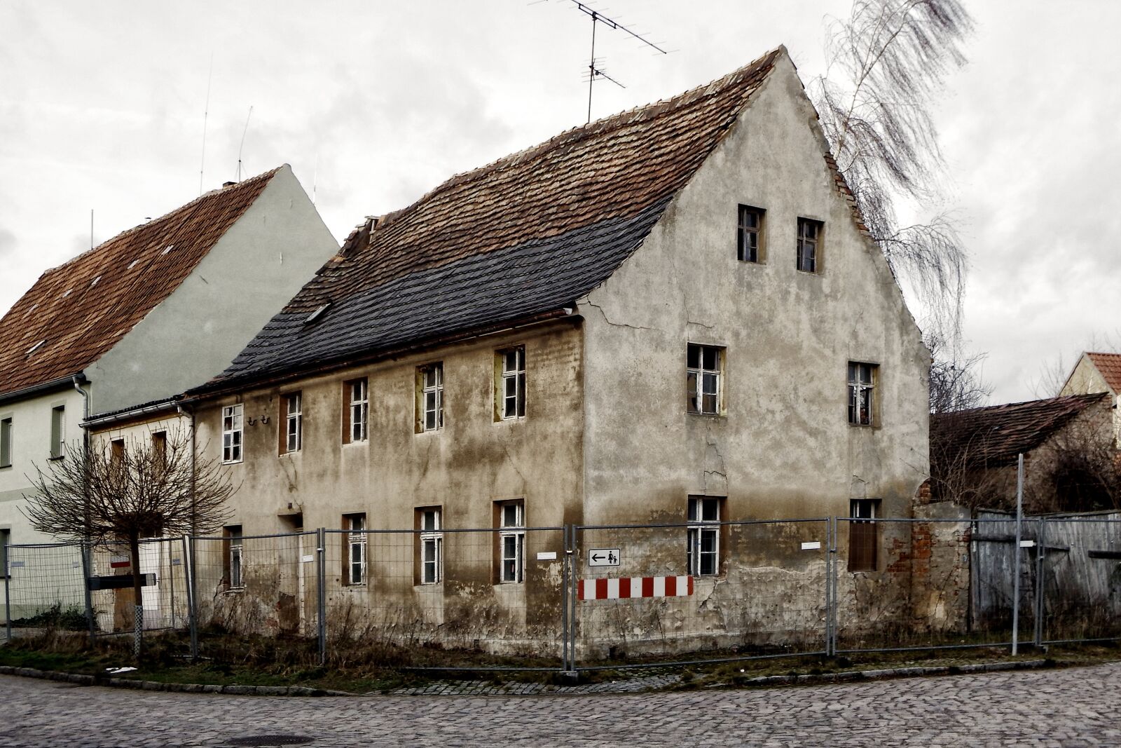 Fujifilm FinePix SL1000 sample photo. Lost places, house, old photography