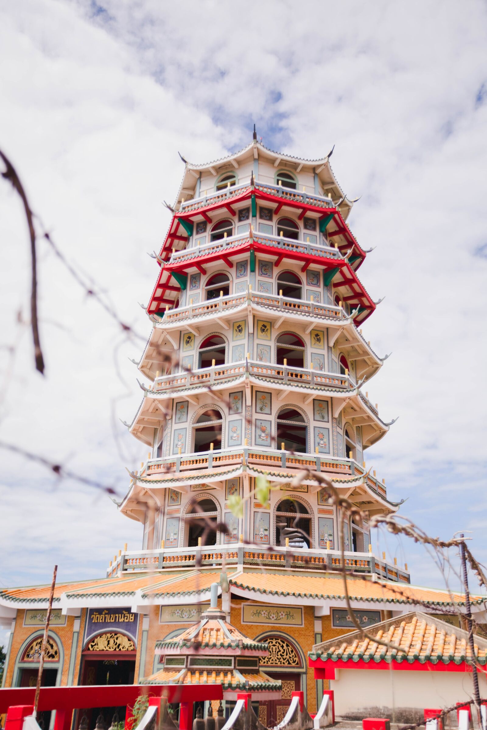 Canon EOS 6D + Canon EF 17-40mm F4L USM sample photo. Pagoda, wow, temple photography